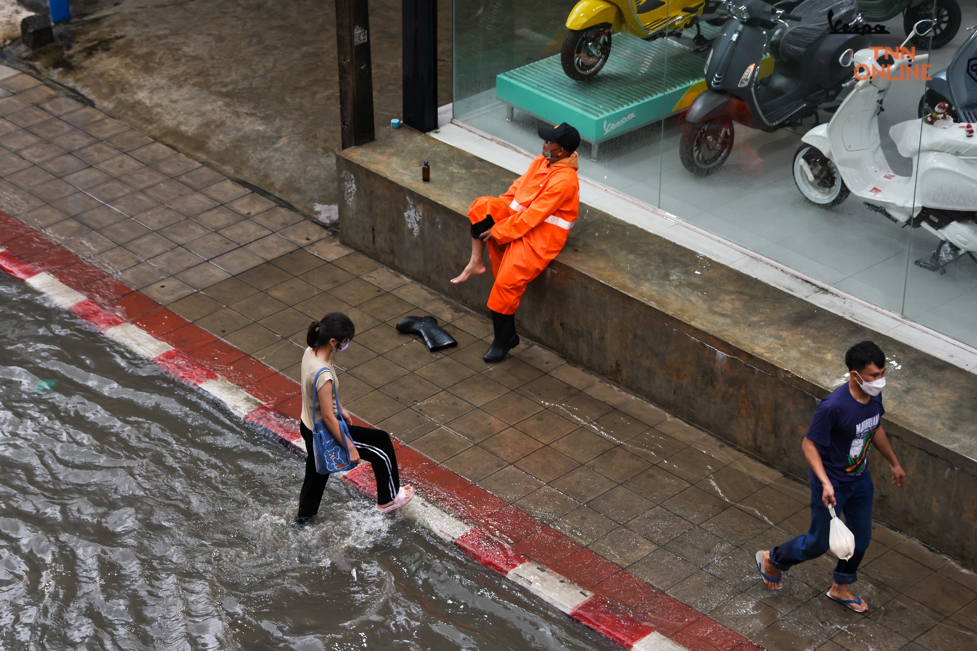 บางนาท่วมหนักหลังฝนถล่มนานต่อเนื่องหลาย ชม.