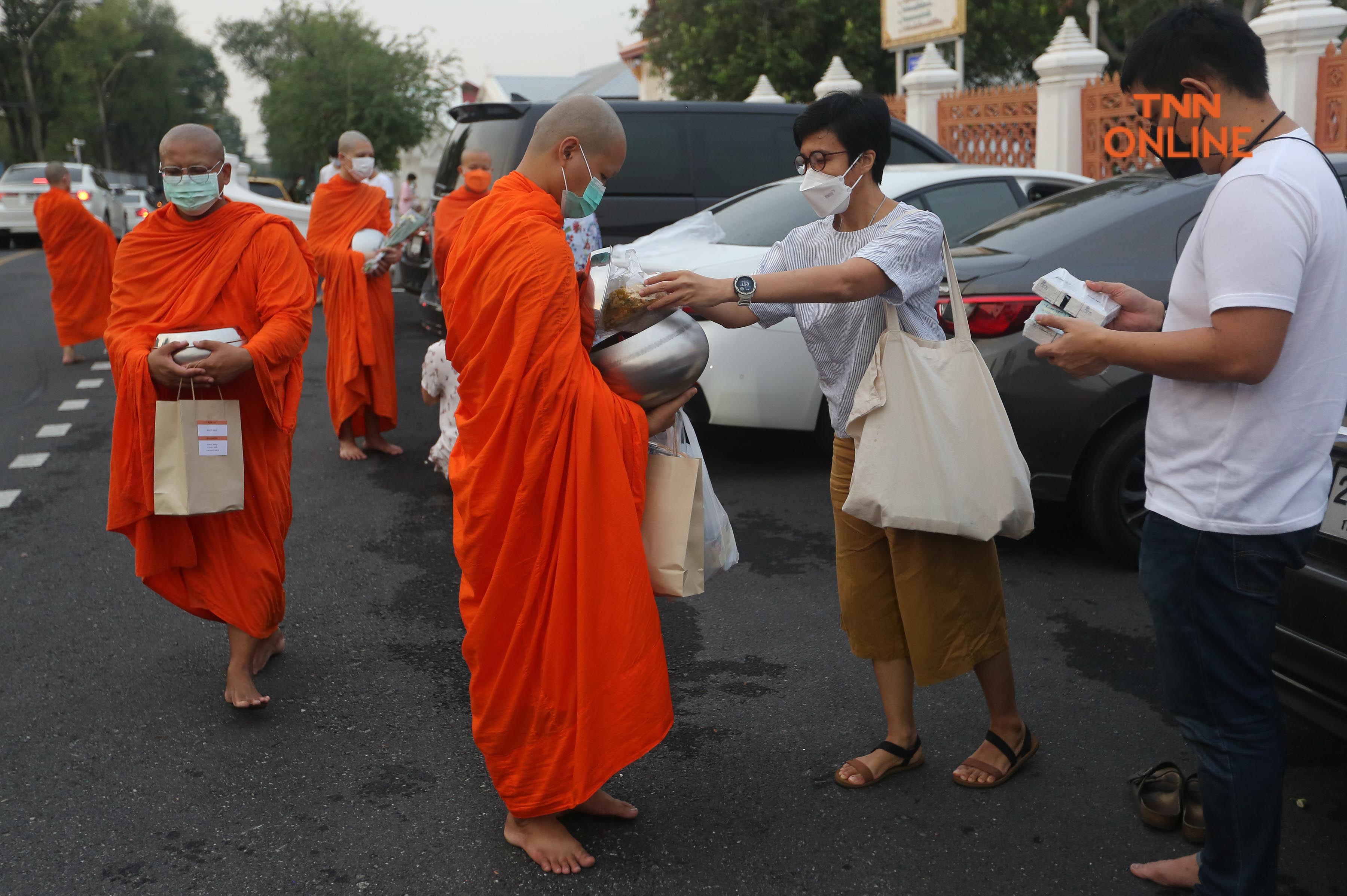 ประมวลภาพ ชาวพุทธพาครอบครัวร่วมตักบาตรวันมาฆบูชา