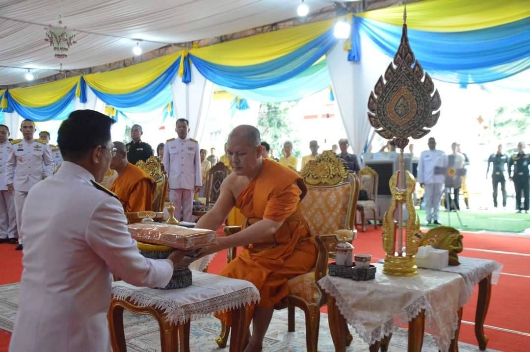 ในหลวง ร.10 พระราชทานผ้าไตร 169 รูป อุปสมบทเฉลิมพระเกียรติ วัดบางคลาน