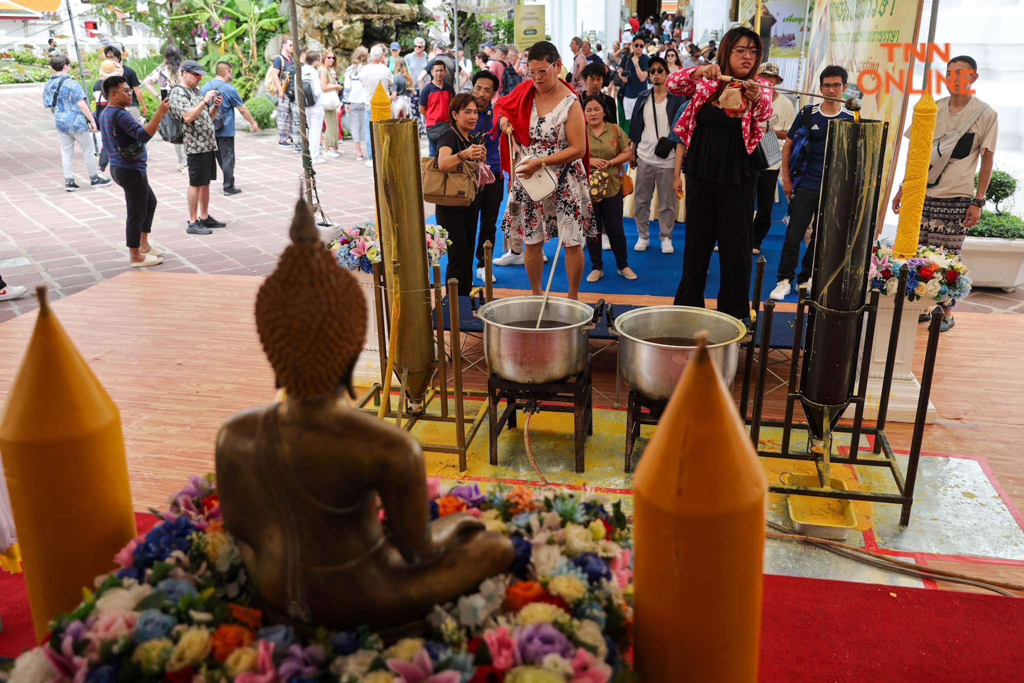 สืบสานประเพณีไทย นทท.ร่วมหล่อเทียนในเทศกาลเข้าพรรษา