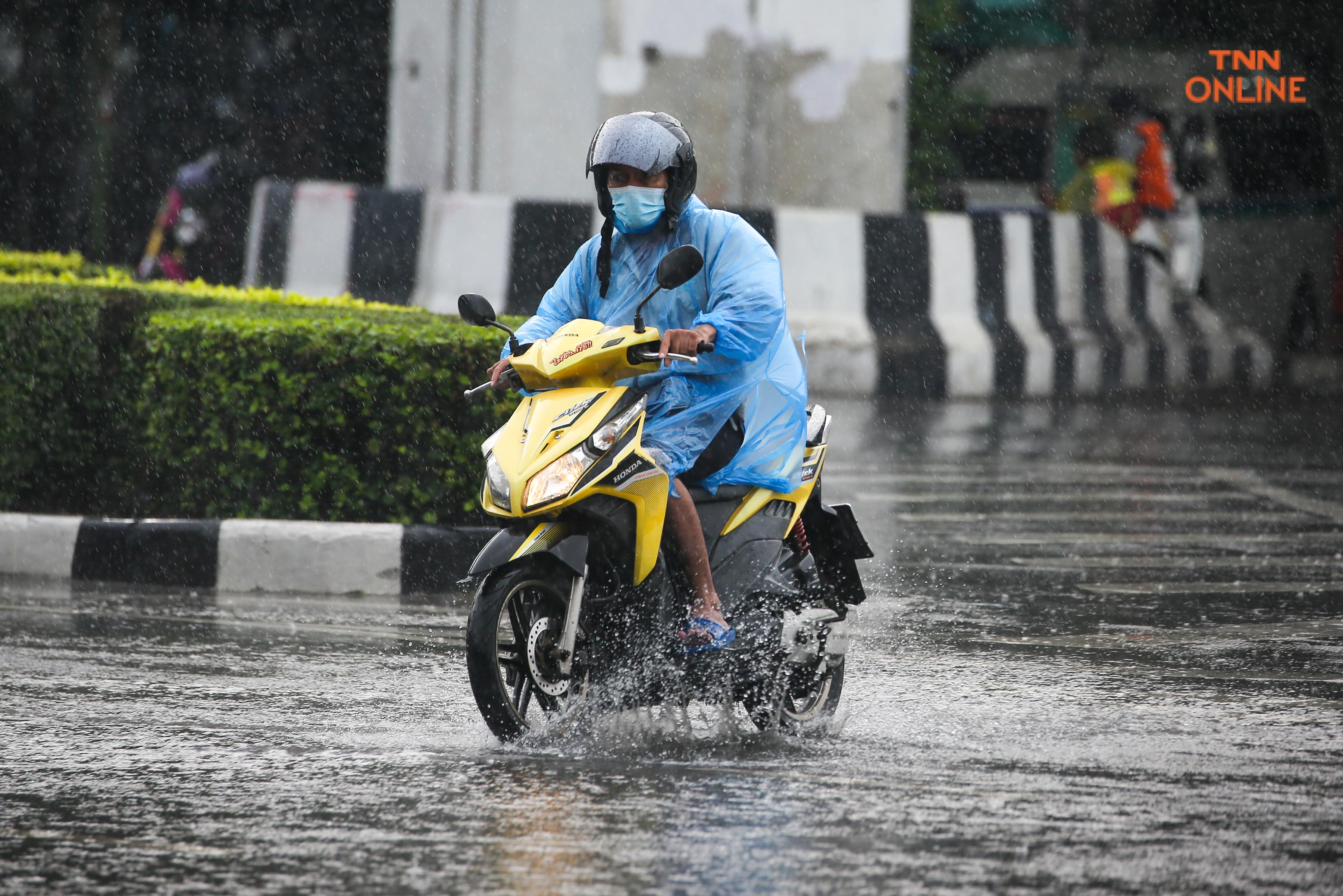 ฝนตกหนักประชาชนสัญจรเช้าวันทำงาน