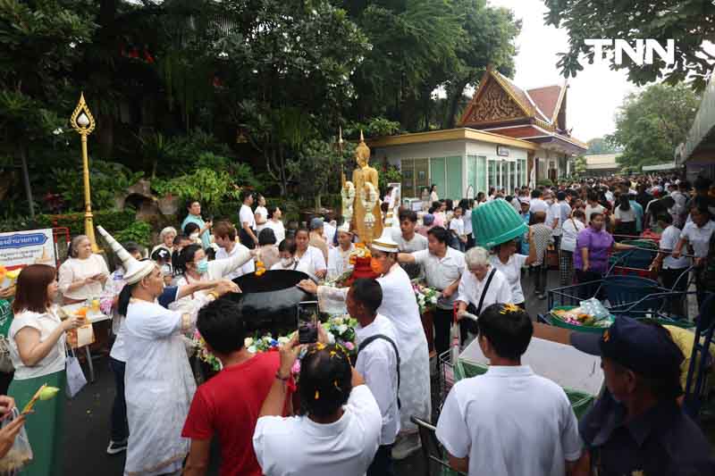 ชาวพุทธแน่นภูเขาทอง ร่วมตักบาตรเทโวเนื่องในวันออกพรรษา