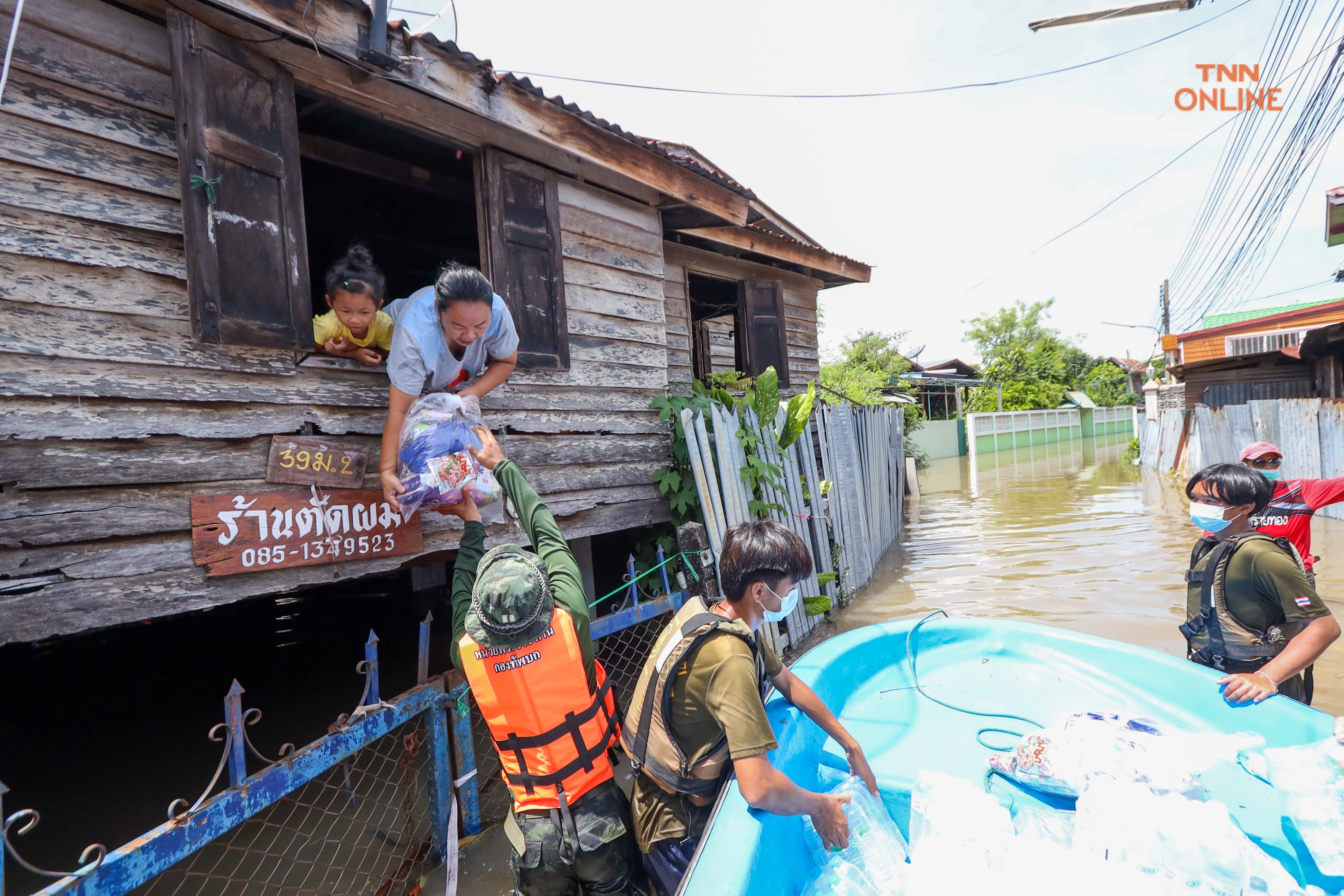 บ้านหมี่ลพบุรีน้ำท่วมสูงประชาชนใช้เรือสัญจรเข้าออกหมู่บ้าน