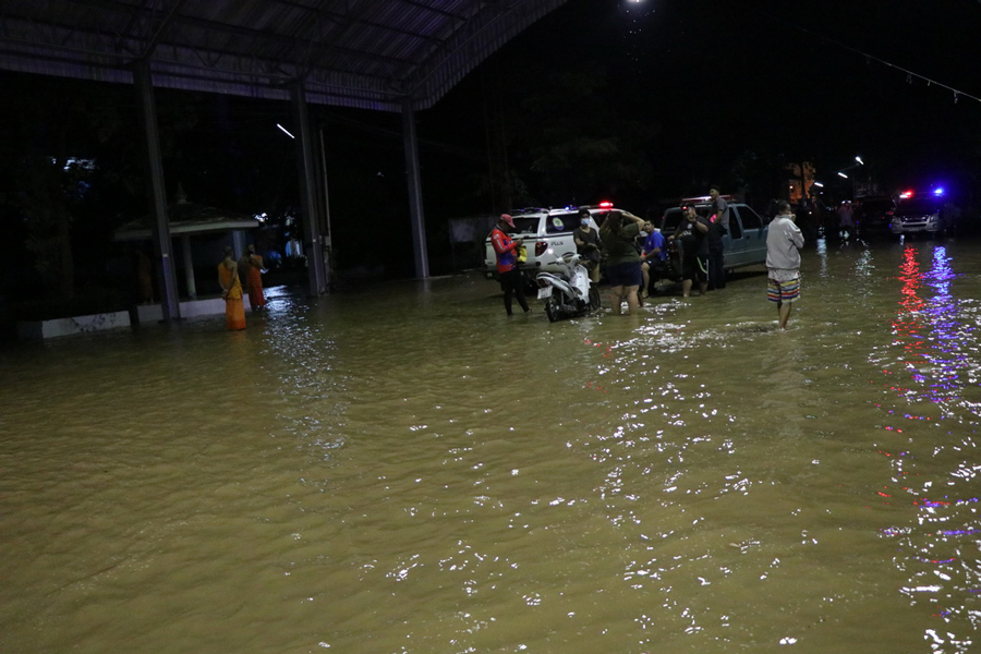 ระทึกกลางดึก! น้ำเจ้าพระยามุดใต้ดิน ทะลักท่วมวัดดังอ่างทอง