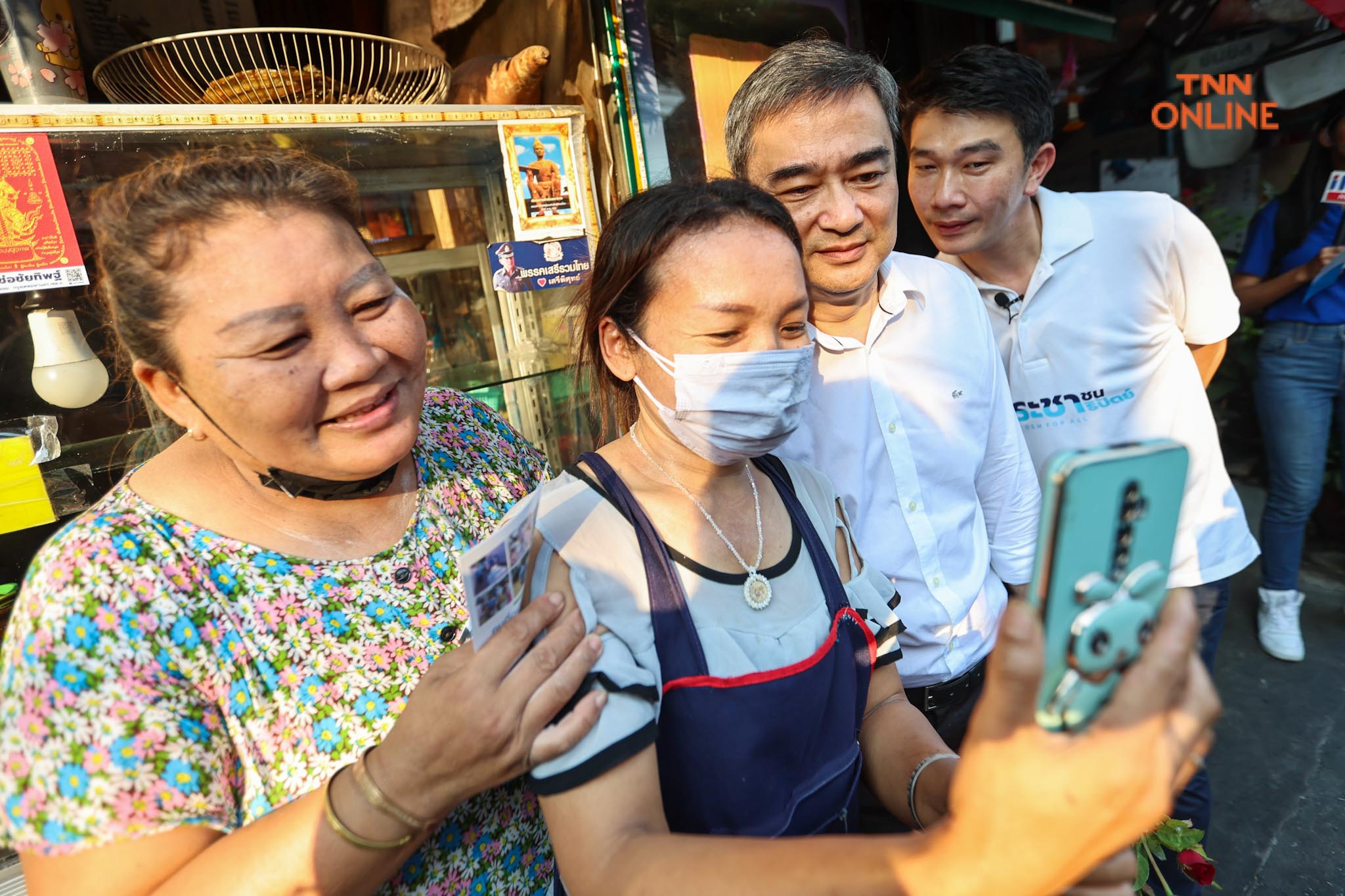 “อภิสิทธิ์-มาดามเดียร์” อ้อนชาวบ้านบางคอแหลมขอโอกาสรับใช้ ปชช.