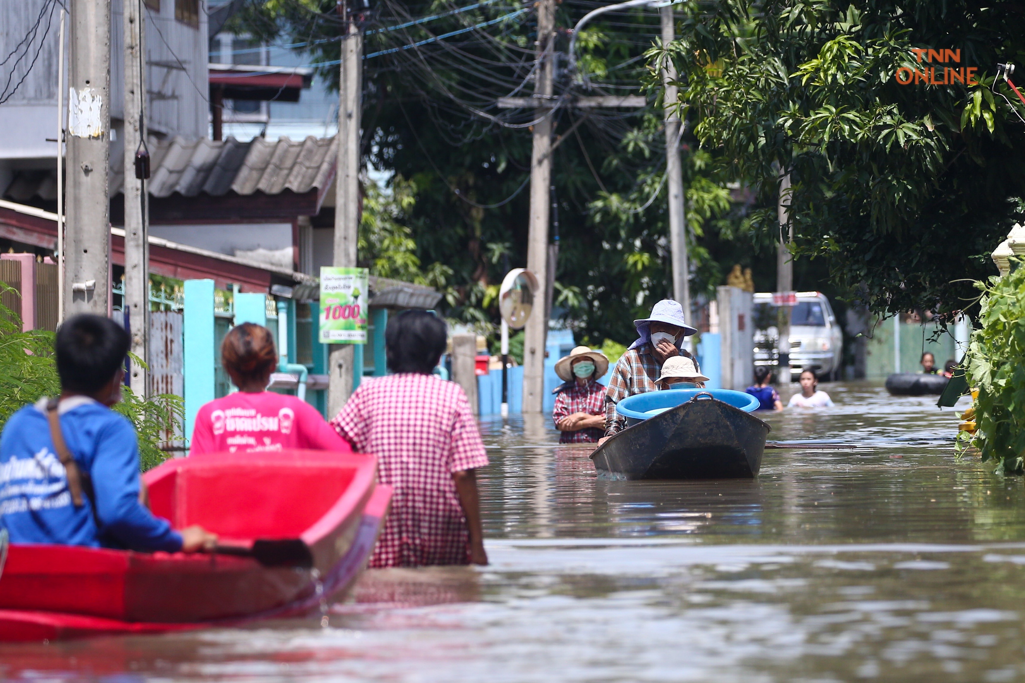 บ้านหมี่ลพบุรีน้ำท่วมสูงประชาชนใช้เรือสัญจรเข้าออกหมู่บ้าน