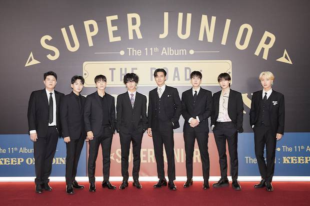 อปป้าถึงไทยแล้ว!! สมาชิก SUPER JUNIOR วิ่งเก็บภาพแฟนคลับไทยที่สนามบินไม่รู้เหนื่อย (มีคลิป)