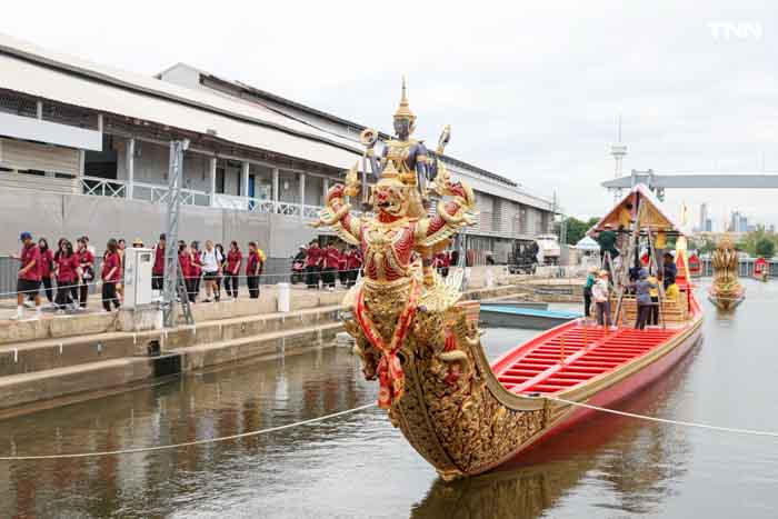 สำนักช่างสิบหมู่ ติดผ้าม่าน ผ้าหน้าจั่ว พร้อมซ่อมปิดทองกราบเรือพระที่นั่ง