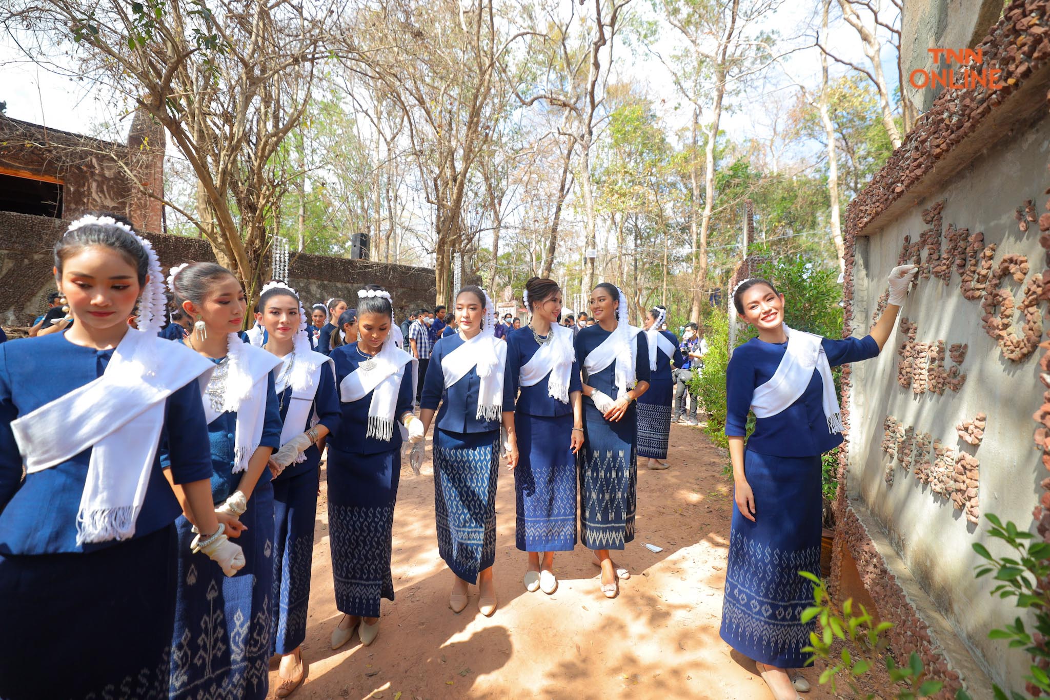 ประมวลภาพ เก็บตัววันที่ 3 นางสาวไทย ขึ้นภูพนมดี สักการะเจดีย์หินพันล้านก้อน ชมสาธิตการทอผ้าของชาวอำนาจเจริญ