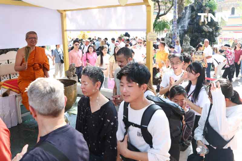 นทท.ไหว้พระวันขึ้นปีใหม่ ศาลหลักเมือง วัดพระแก้ว วัดโพธิ์ คึกคัก