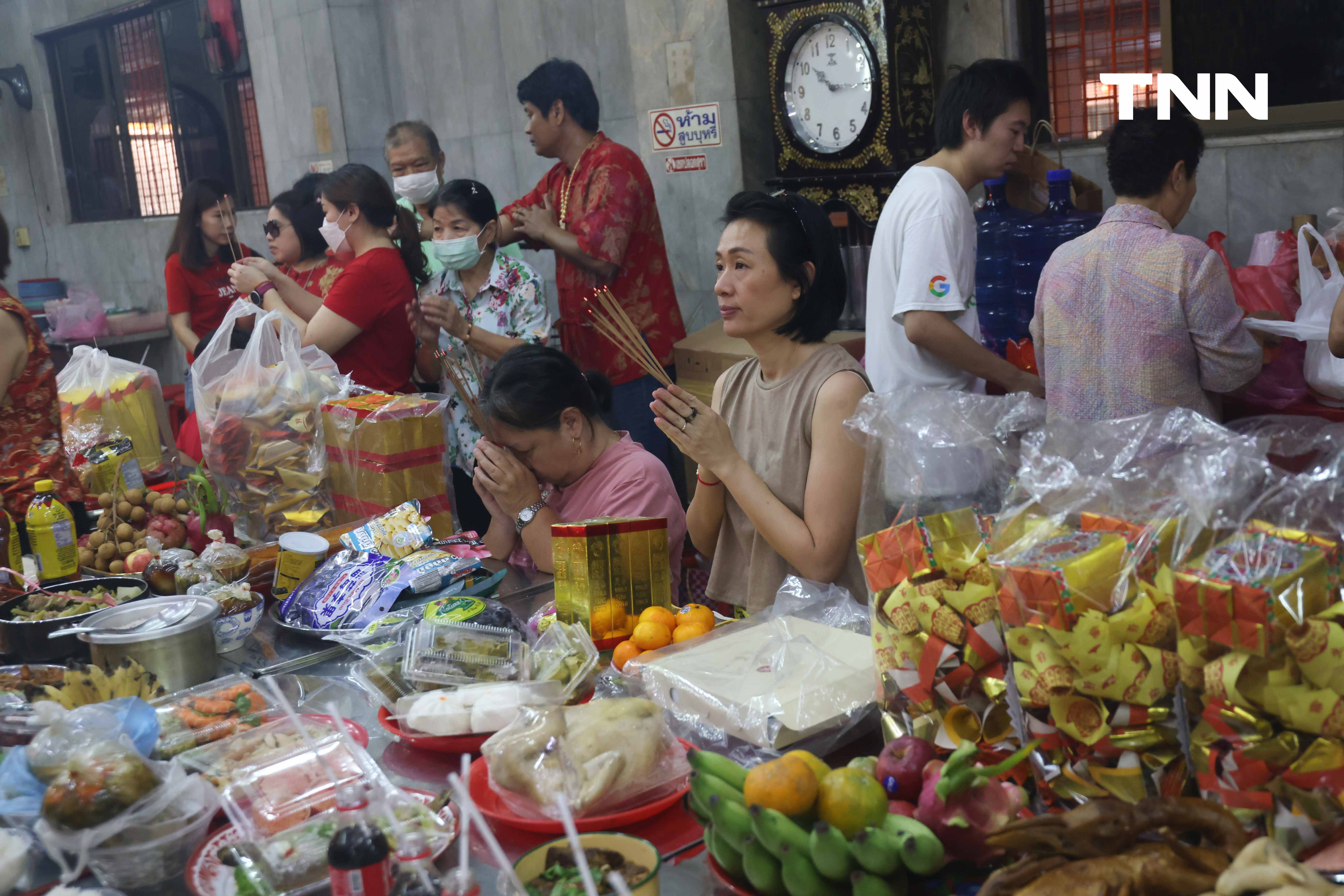 ชาวไทยเชื้อสายจีน ไหว้บรรพบุรุษเนื่องในวันตรุษจีนที่ตลาดน้อย