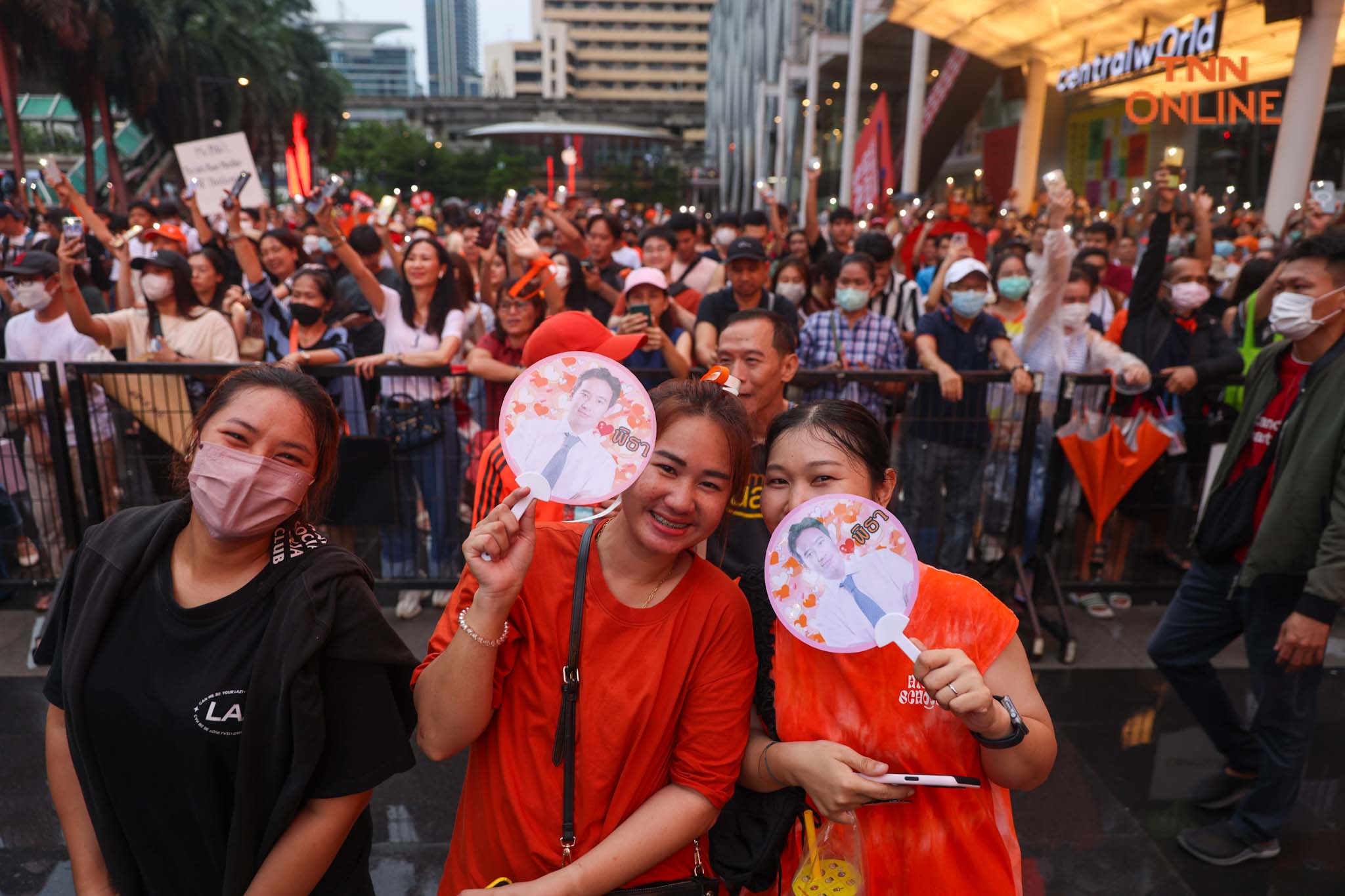 ด้อมส้มแน่นลาน CTW  “พิธา” ขอบคุณ ปชช. ก่อนวันโหวตเลือกนายก 