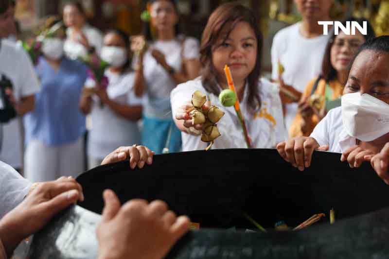 ชาวพุทธแน่นภูเขาทอง ร่วมตักบาตรเทโวเนื่องในวันออกพรรษา