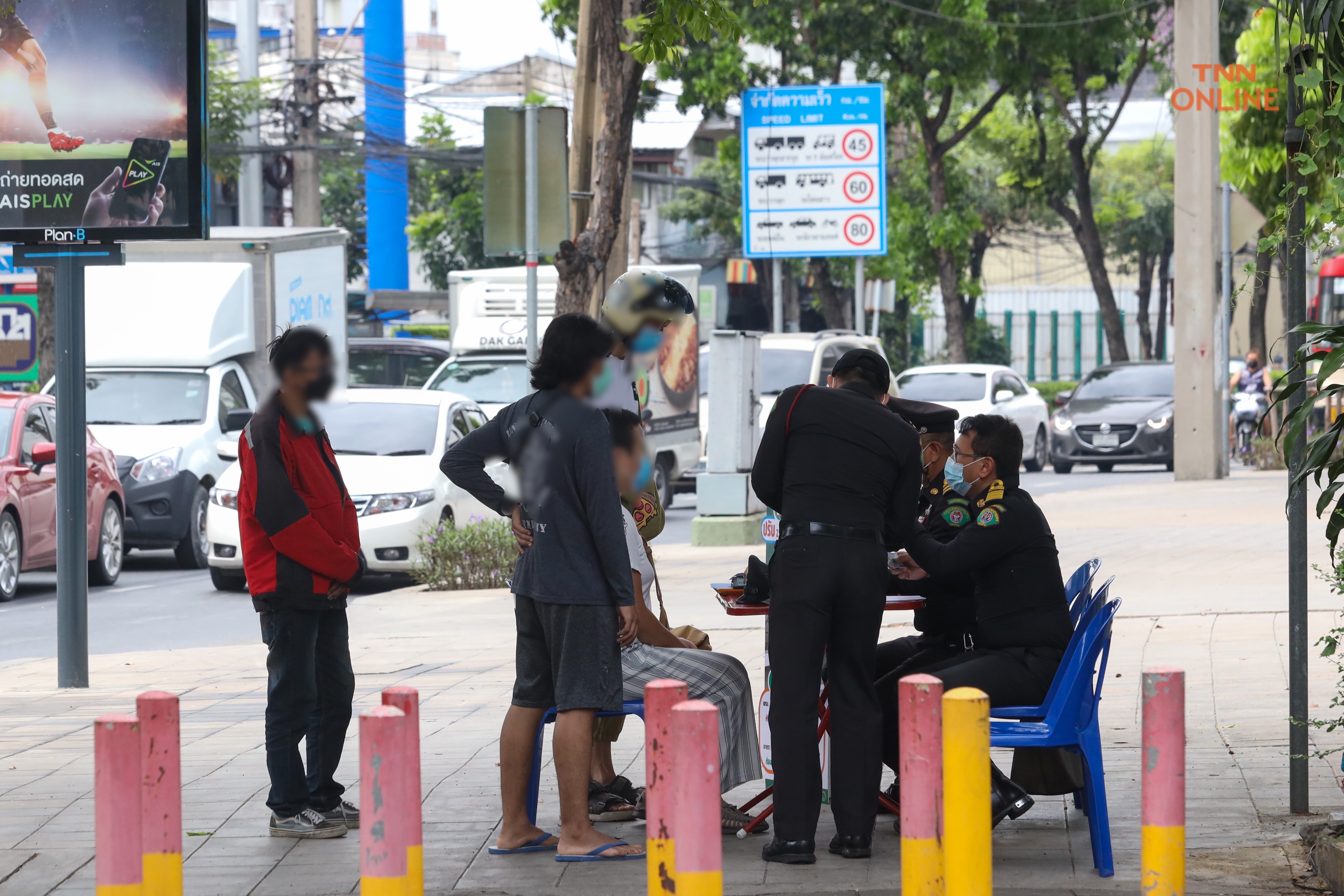 ประมวลภาพ  “จับจริง ปรับจริง” กวดขันขับรถบนทางเท้าป้องกันอุบัติเหตุ 