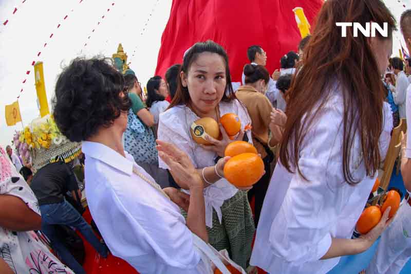 ขบวนยิ่งใหญ่ตระการตา อัญเชิญผ้าแดงห่มองค์พระบรมบรรพต(ภูเขาทอง)