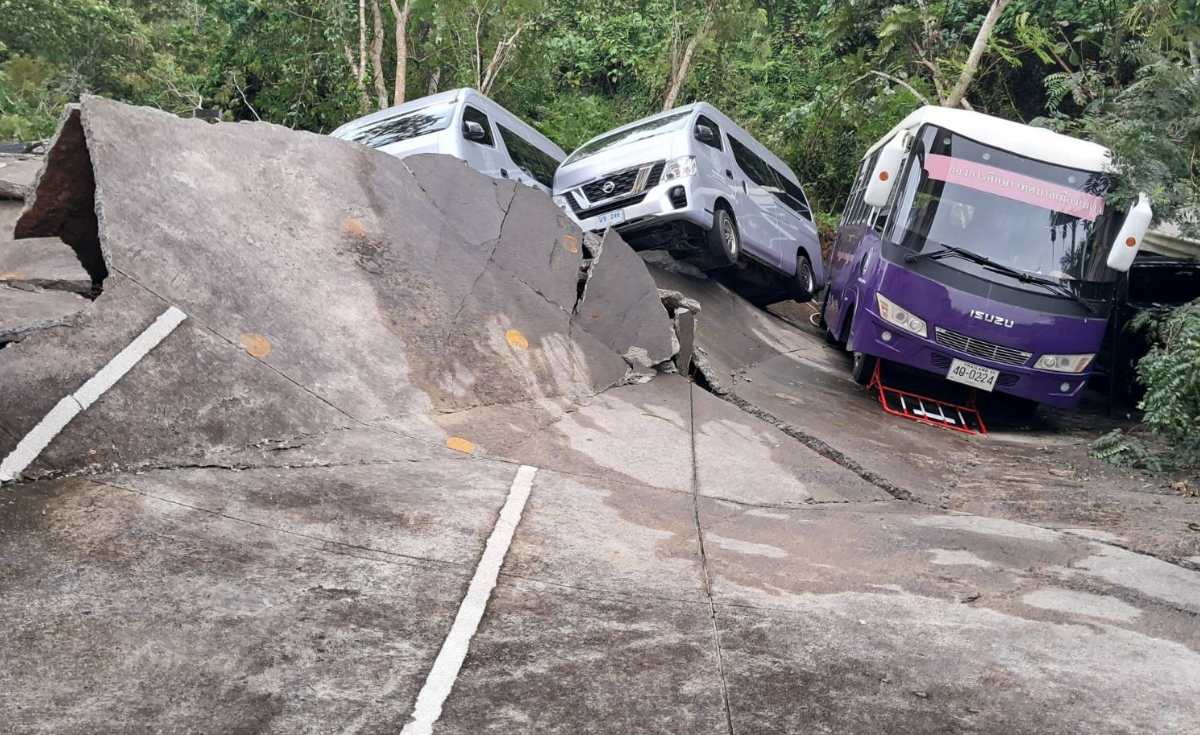 ดินภูเขาสไลด์ดันที่จอดรถเทศบาลเบตงถล่ม