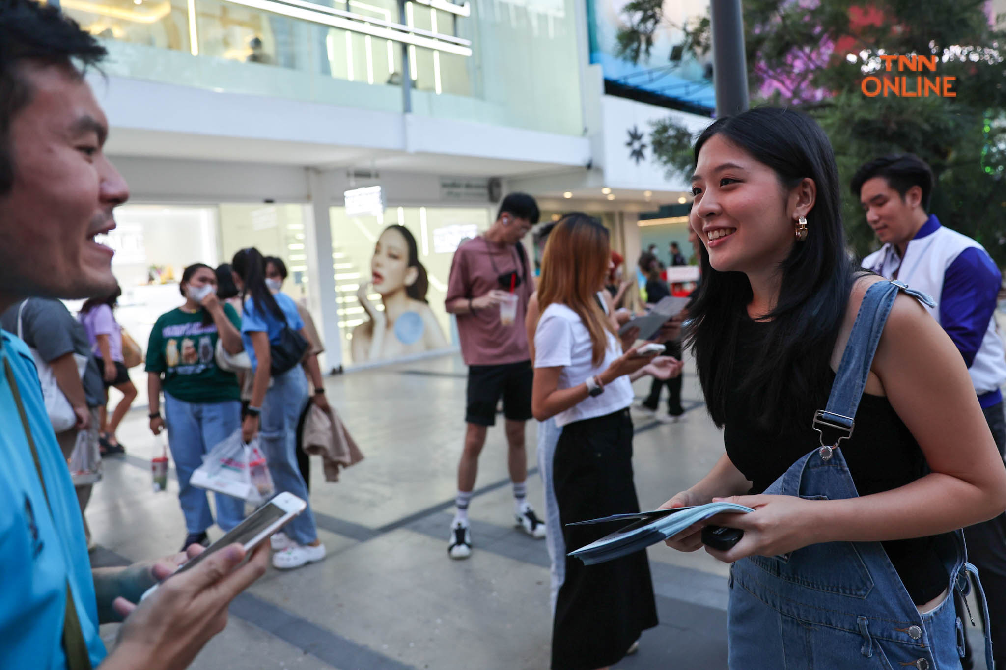 ศิธา-จินนี่ ลงพื้นที่สยาม พบป่ะพูดคุยกลุ่มวัยรุ่นโค้งสุดท้ายเลือกตั้ง 66