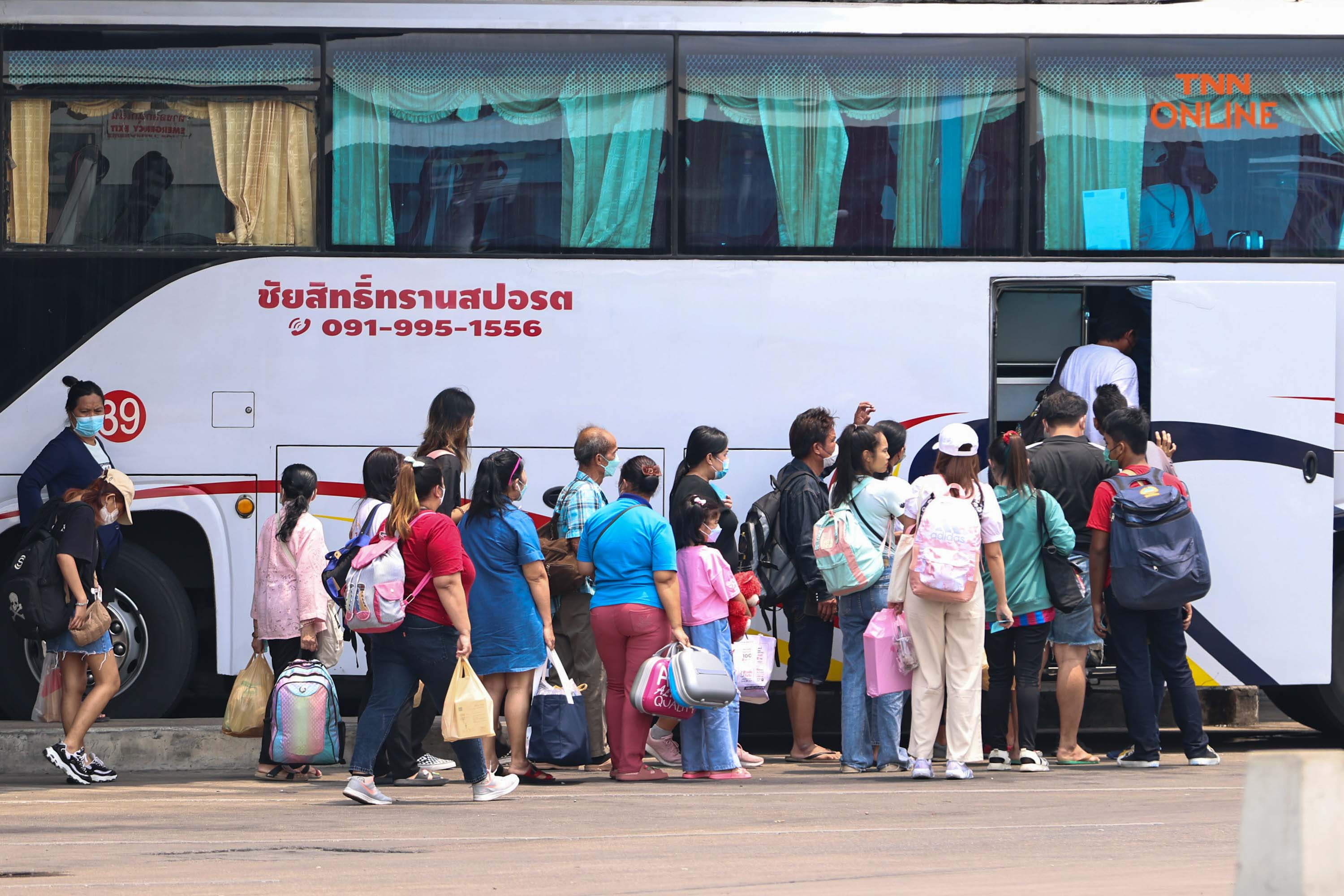 ปชช.กลับบ้านสงกรานต์ บขส. ยืนยันรถพอไม่มีผู้โดยสารตกค้าง