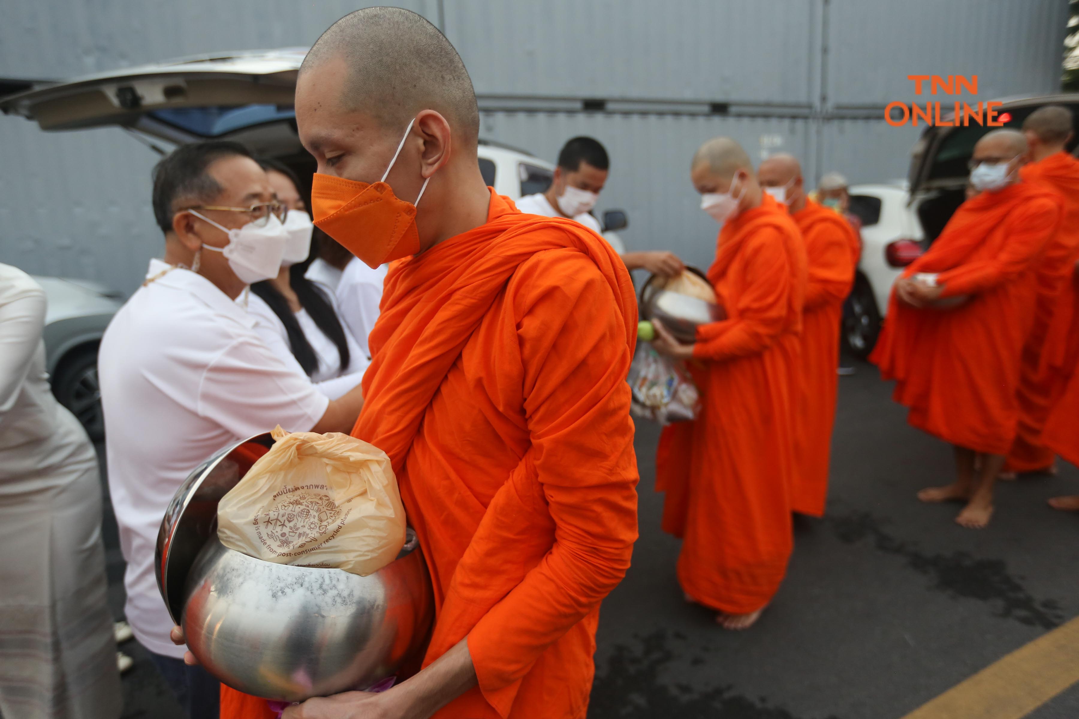 ประมวลภาพ ชาวพุทธพาครอบครัวร่วมตักบาตรวันมาฆบูชา