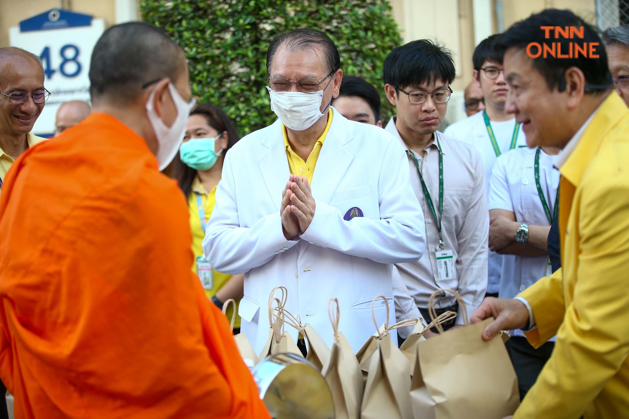 คณะแพทย์ รพ.ศิริราช พร้อมปชช. ร่วมทำบุญตักบาตรพระสงฆ์ 50 รูป น้อมรำลึกในหลวง ร.9