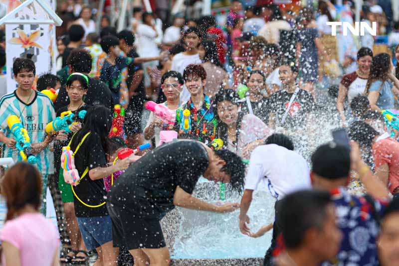 สาดน้ำ ปะแป้ง ริมเจ้าพระยา ในมหัศจรรย์เจ้าพระยามหาสงกรานต์ 2567 ไอคอนสยาม