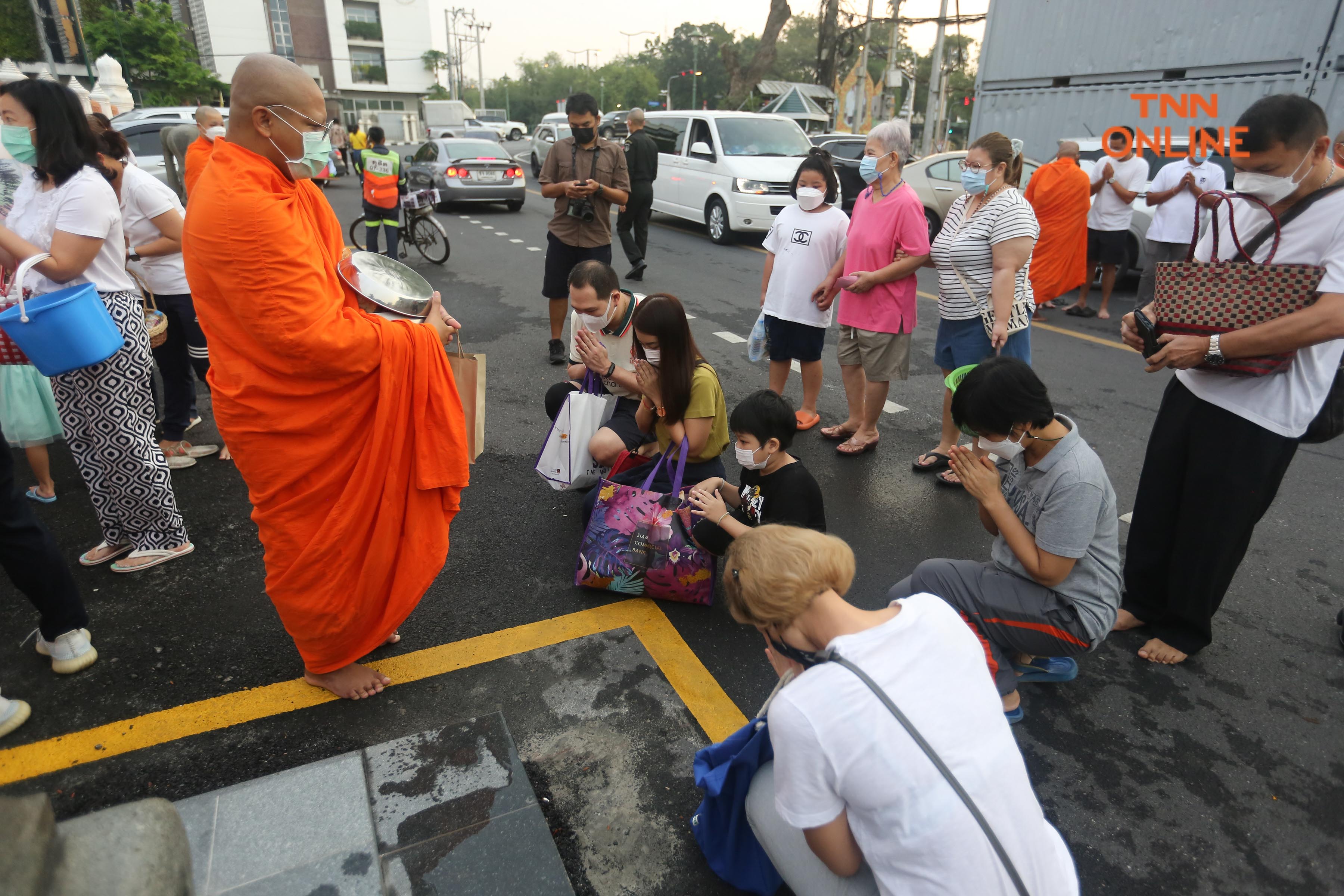 ประมวลภาพ ชาวพุทธพาครอบครัวร่วมตักบาตรวันมาฆบูชา