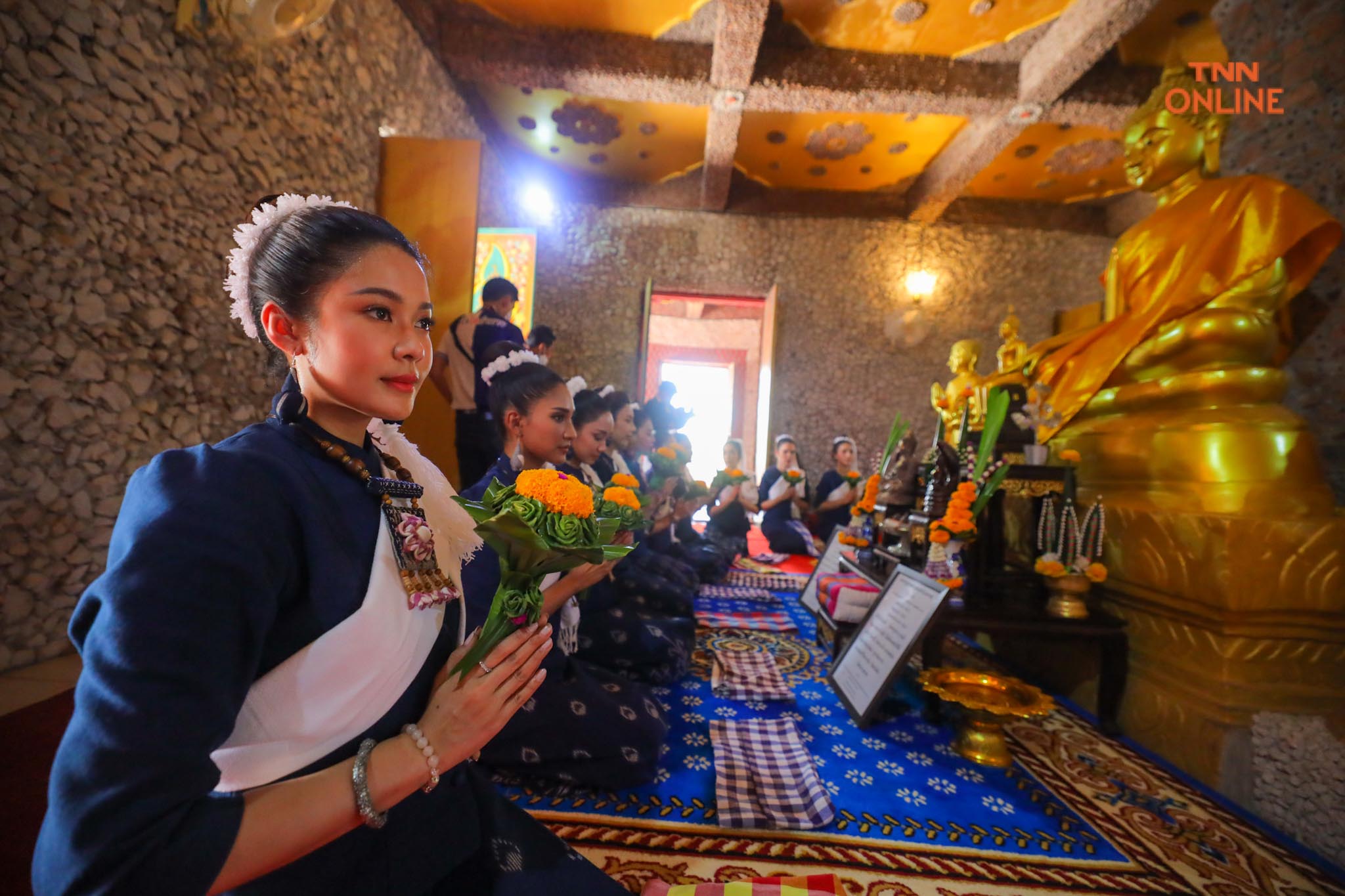 ประมวลภาพ เก็บตัววันที่ 3 นางสาวไทย ขึ้นภูพนมดี สักการะเจดีย์หินพันล้านก้อน ชมสาธิตการทอผ้าของชาวอำนาจเจริญ