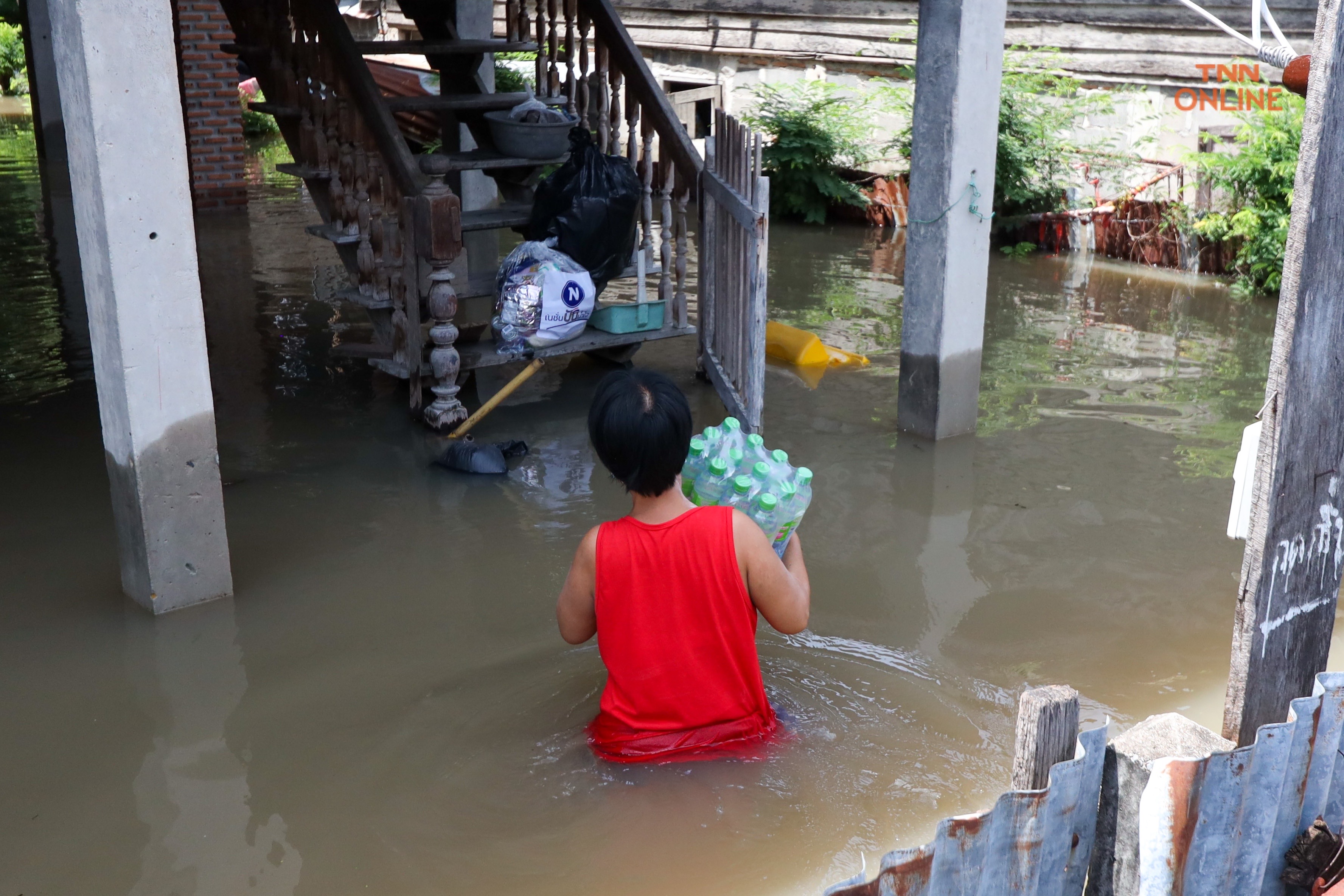 บ้านหมี่ลพบุรีน้ำท่วมสูงประชาชนใช้เรือสัญจรเข้าออกหมู่บ้าน