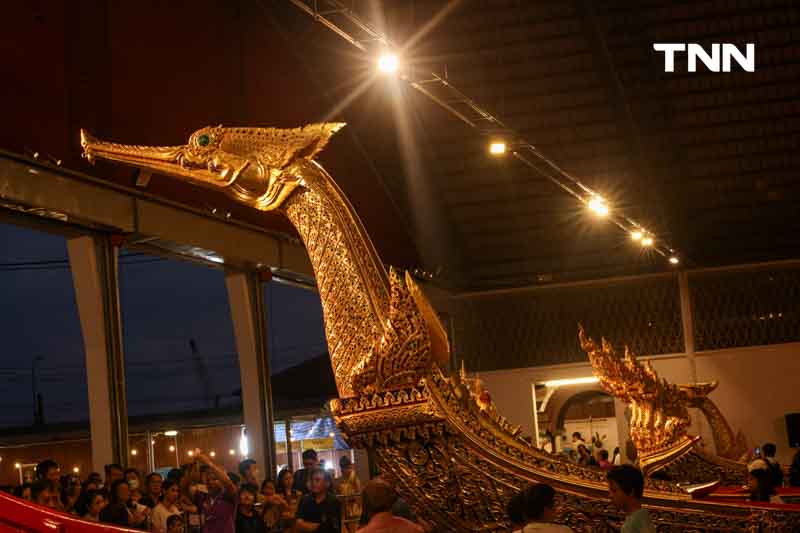 งดงาม วิจิตรตระการตา ชมเรือพระราชพิธียามค่ำคืน