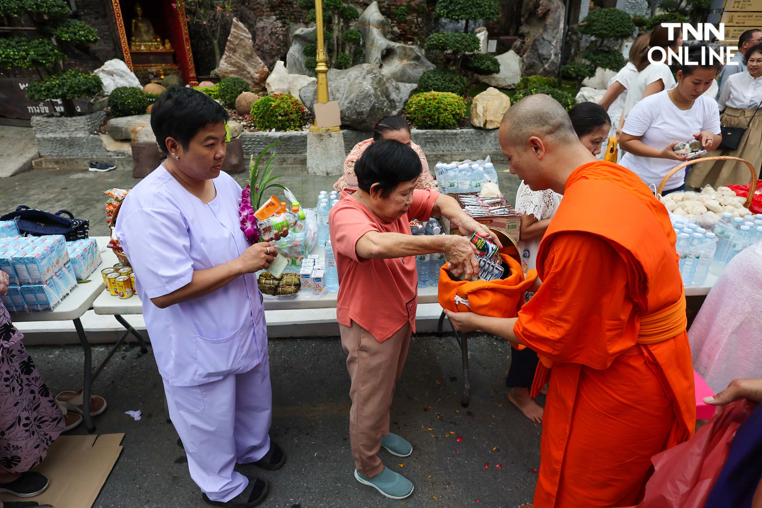 ชาวพุทธแน่นภูเขาทอง ร่วมตักบาตรเทโวเนื่องในวันออกพรรษา