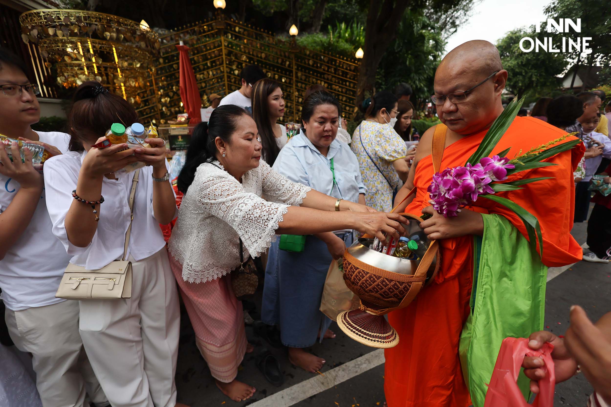 ชาวพุทธแน่นภูเขาทอง ร่วมตักบาตรเทโวเนื่องในวันออกพรรษา