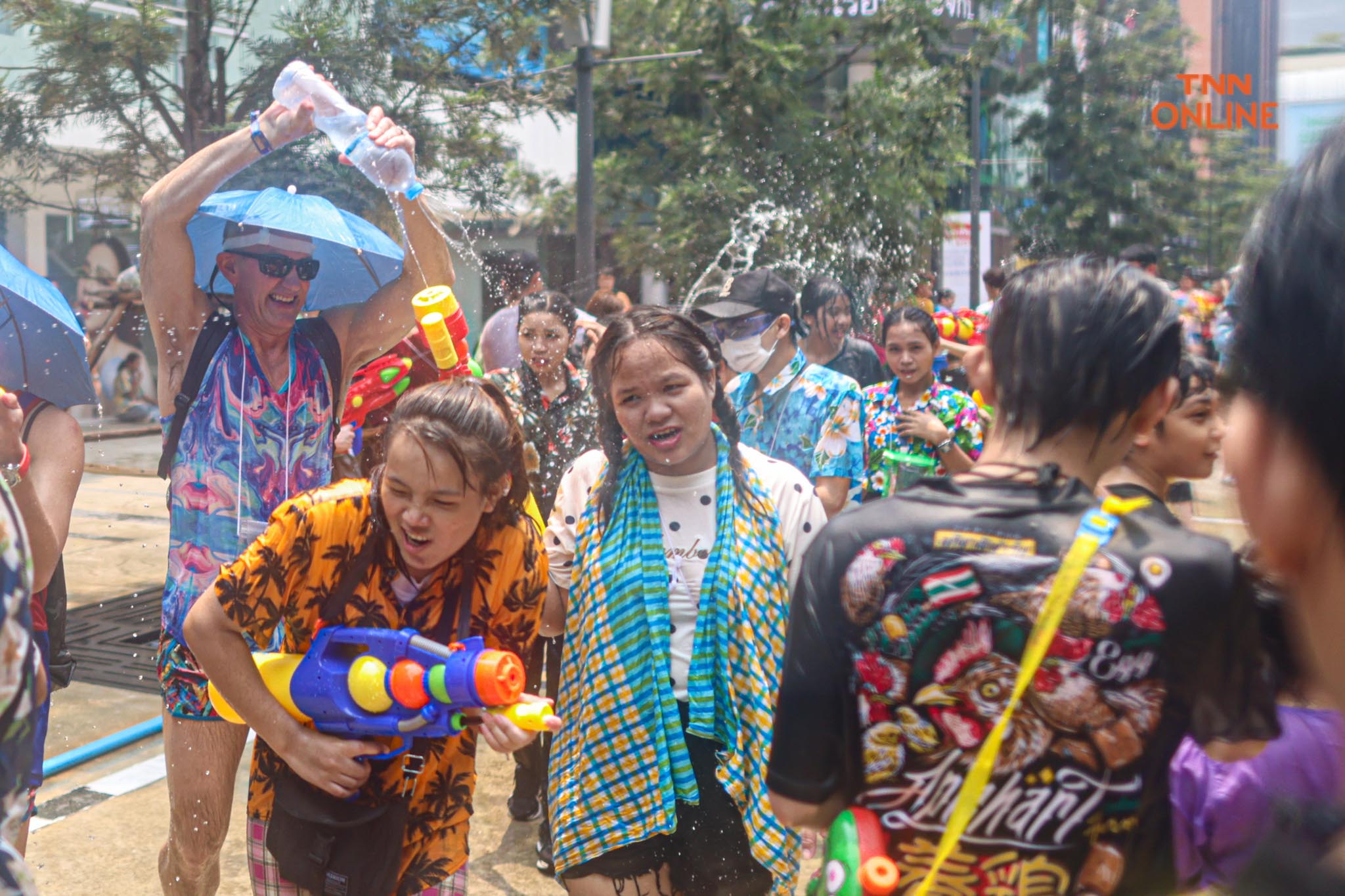 สงกรานต์สยามชุ่มฉ่ำ นทท.สุดเหวี่ยงสาดน้ำรับปีใหม่ไทย