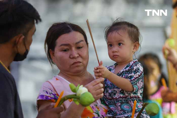 พุทธศาสนิกชนฝ่าสายฝน ร่วมเวียนเทียนเนื่องในวันอาสาฬบูชา