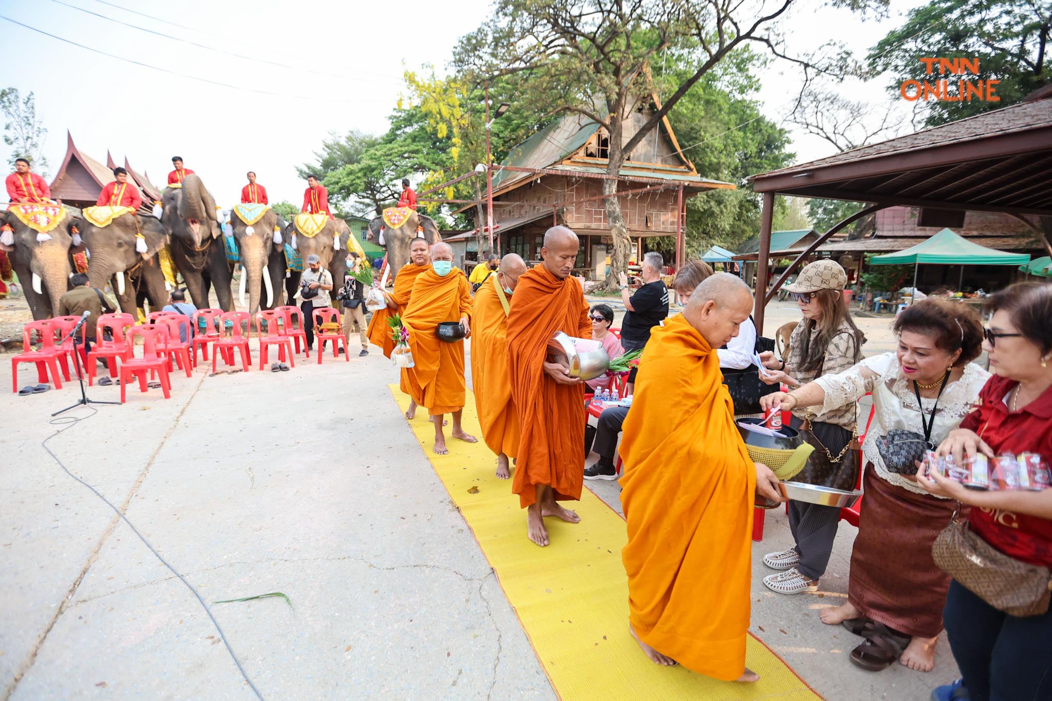 “วันช้างไทย” แลเพนียด ทำบุญ-เลี้ยงอาหารช้าง เพื่อเป็นสิริมงคล