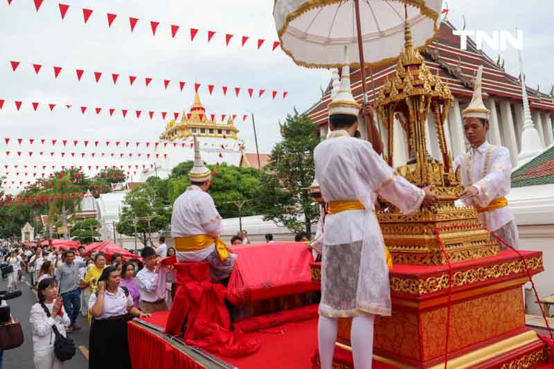 ขบวนยิ่งใหญ่ตระการตา อัญเชิญผ้าแดงห่มองค์พระบรมบรรพต(ภูเขาทอง)