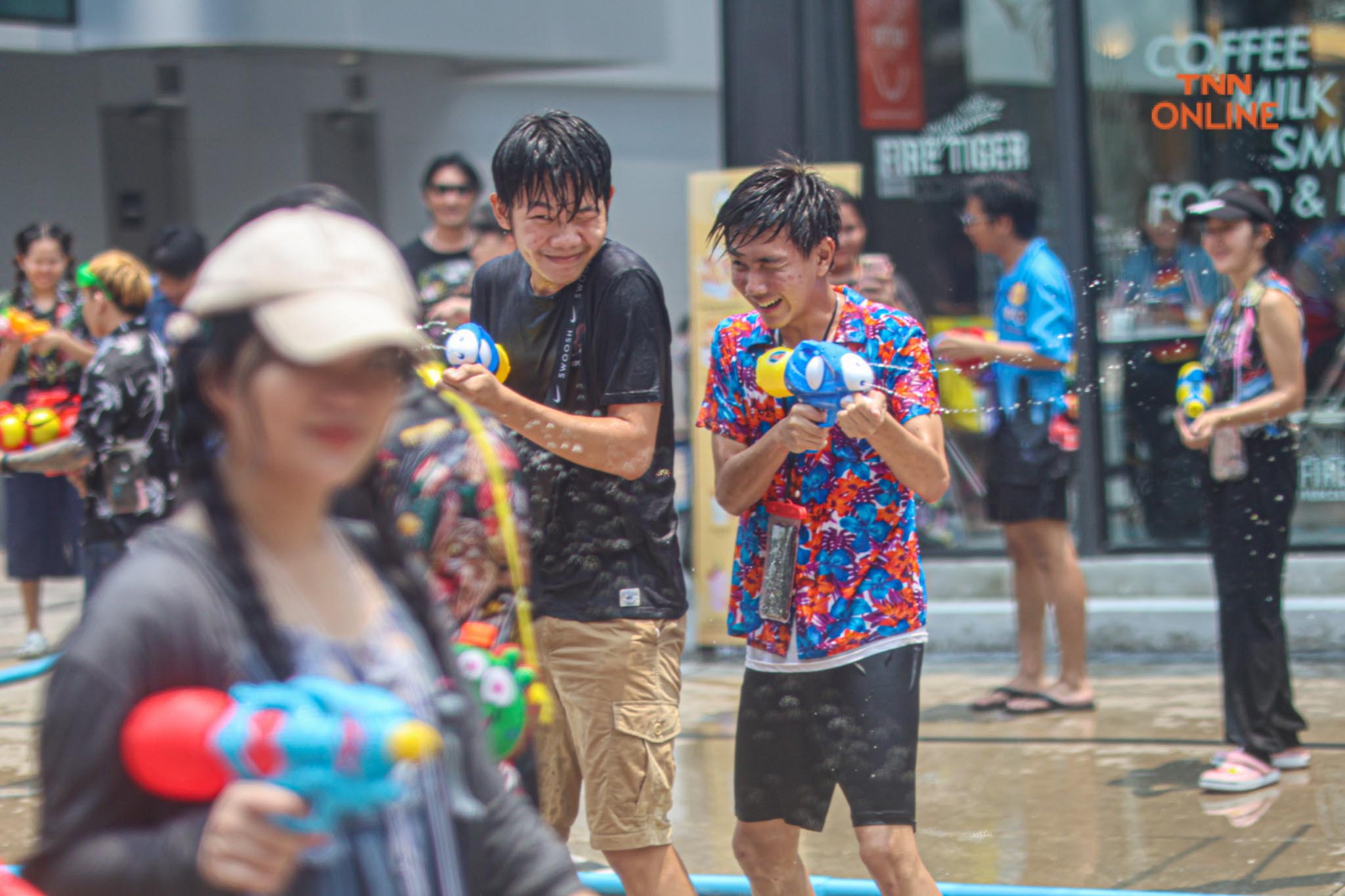 สงกรานต์สยามชุ่มฉ่ำ นทท.สุดเหวี่ยงสาดน้ำรับปีใหม่ไทย