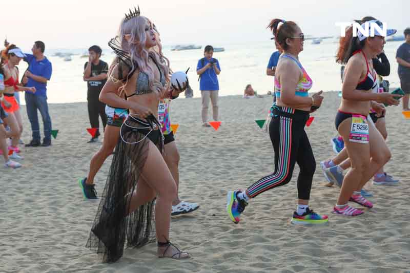 ทะเลลุกเป็นไฟ นักวิ่งกว่า 5,000 คน วิ่งบิกินี่ริมหาดพัทยา