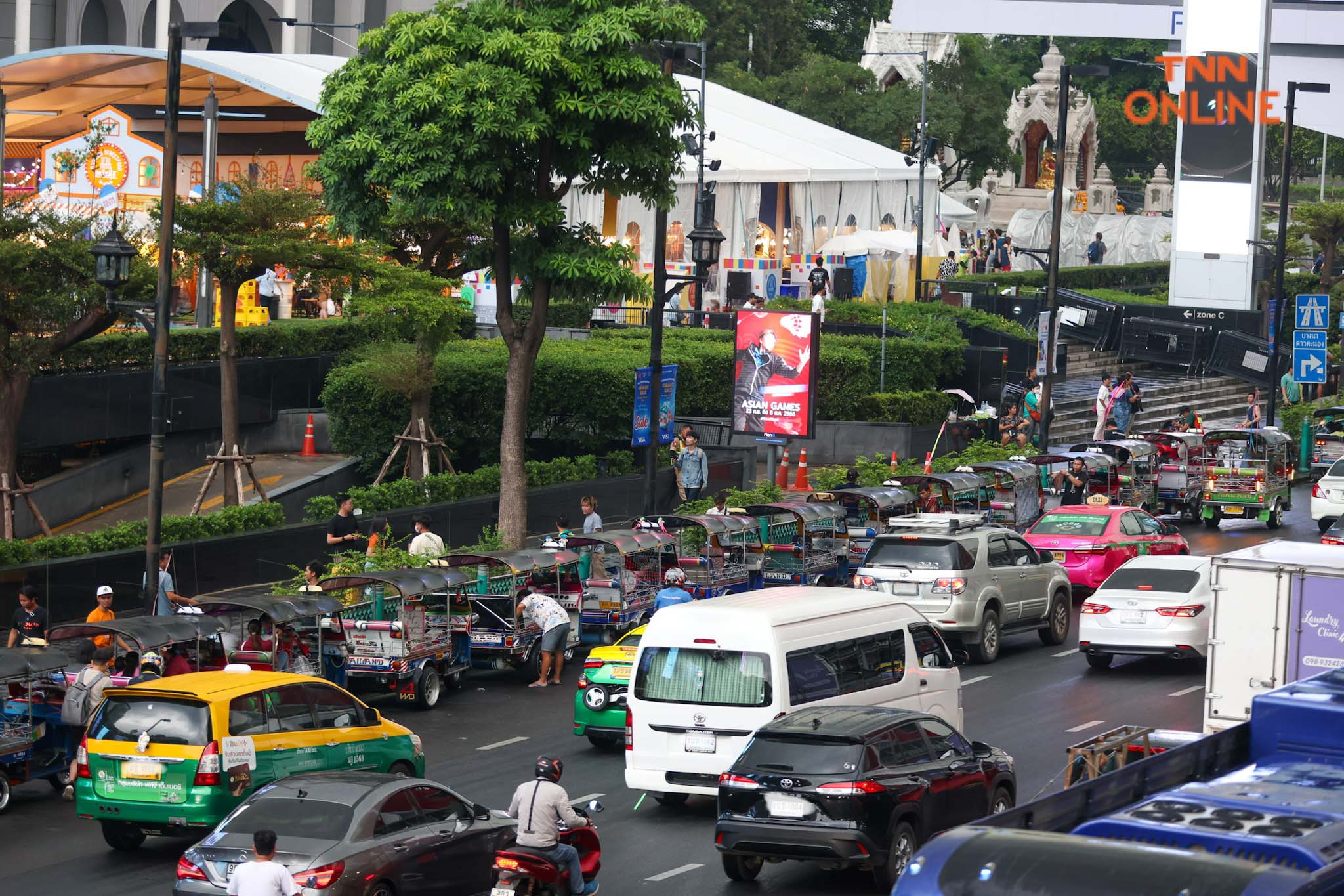 เห็นจนชินตา รถรับจ้างจอดรอรับผู้โดยสารในที่ห้ามจอด