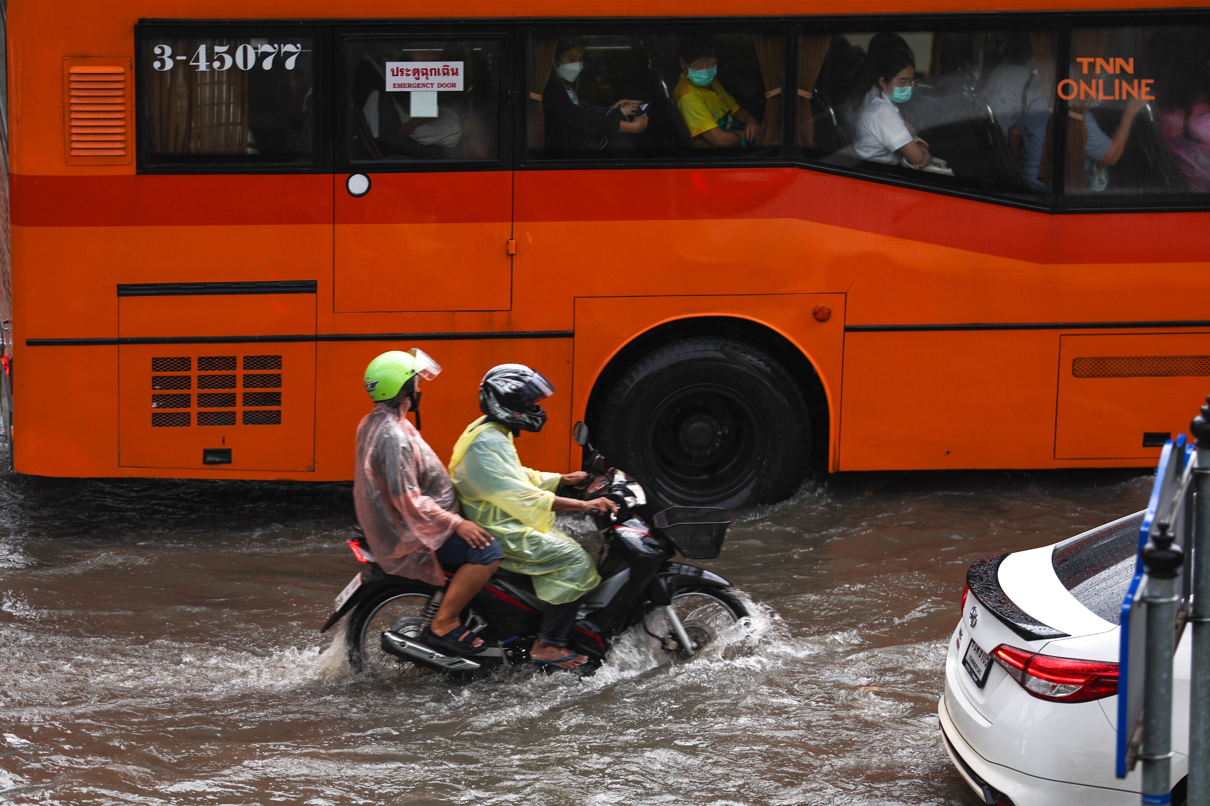 บางนาท่วมหนักหลังฝนถล่มนานต่อเนื่องหลาย ชม.