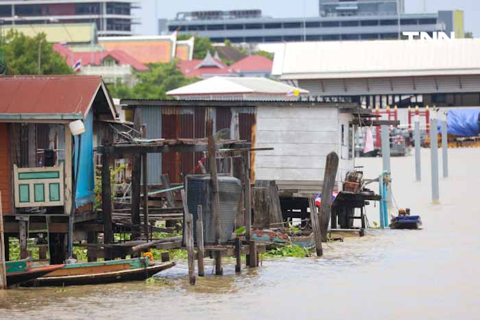 ”ชัชชาติ“ ลงเรือตรวจแนวคันกันน้ำ เตรียมรองรับน้ำเหนือลงมาถึงพื้นที่ กทม.