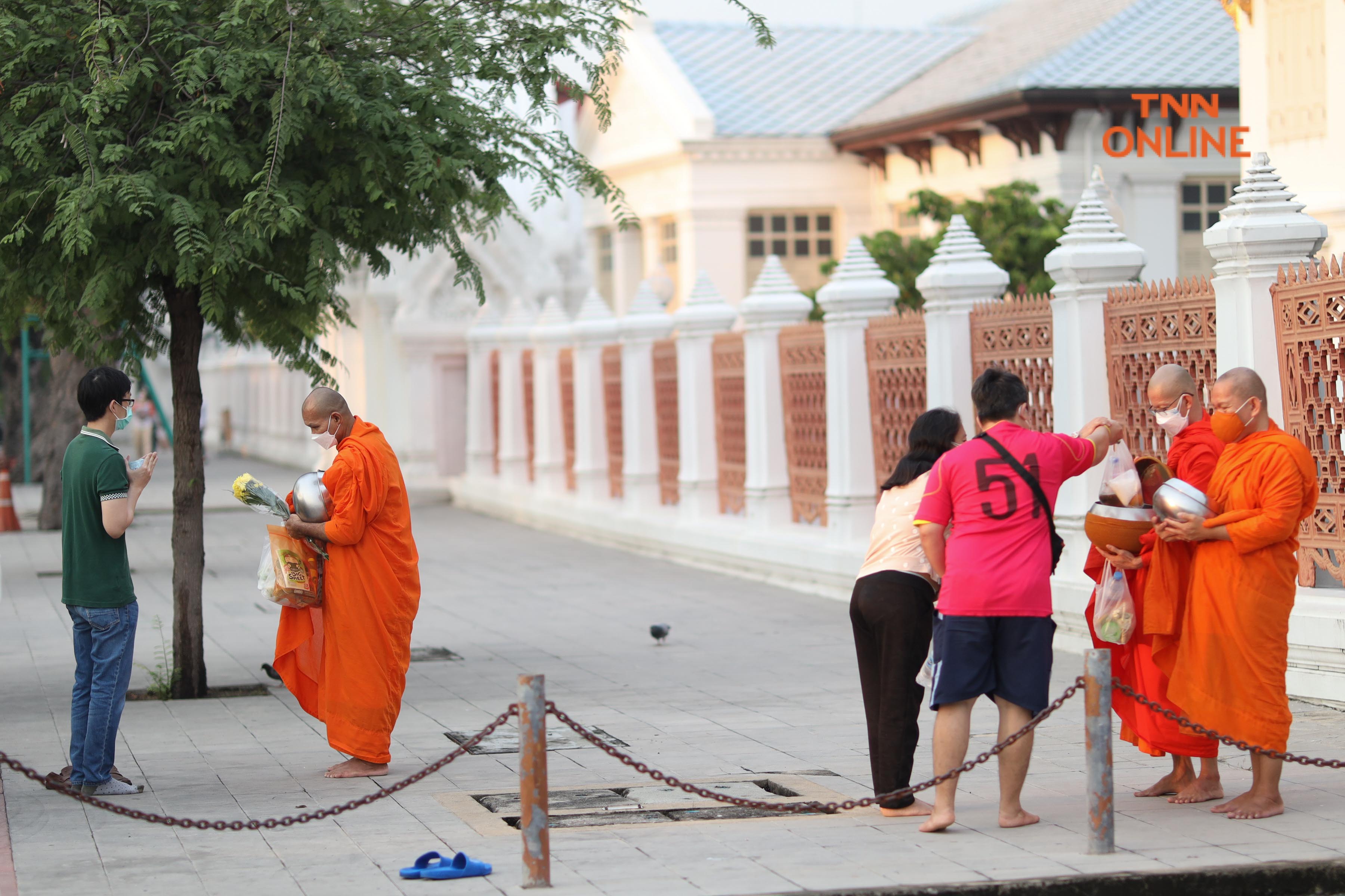 ประมวลภาพ ชาวพุทธพาครอบครัวร่วมตักบาตรวันมาฆบูชา