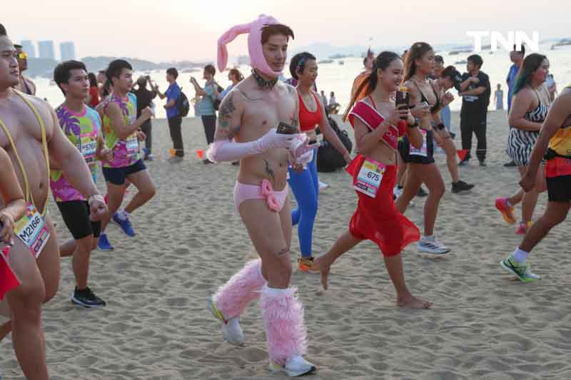 ทะเลลุกเป็นไฟ นักวิ่งกว่า 5,000 คน วิ่งบิกินี่ริมหาดพัทยา