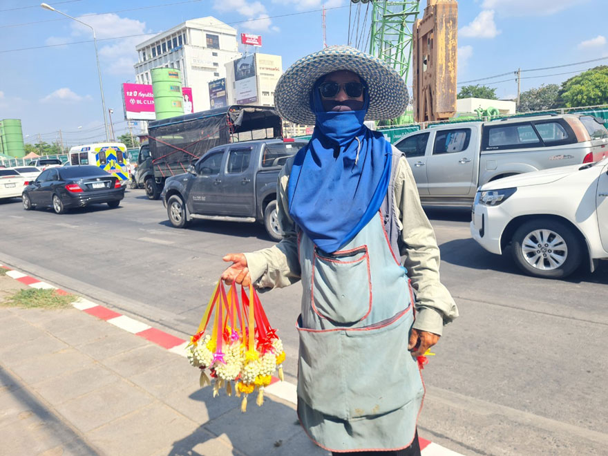 ‘ช่อ โนใหม่’ พ่อค้าขายพวงมาลัย สะท้อนชีวิตแรงงาน กลางสภาวะโลกเดือด 