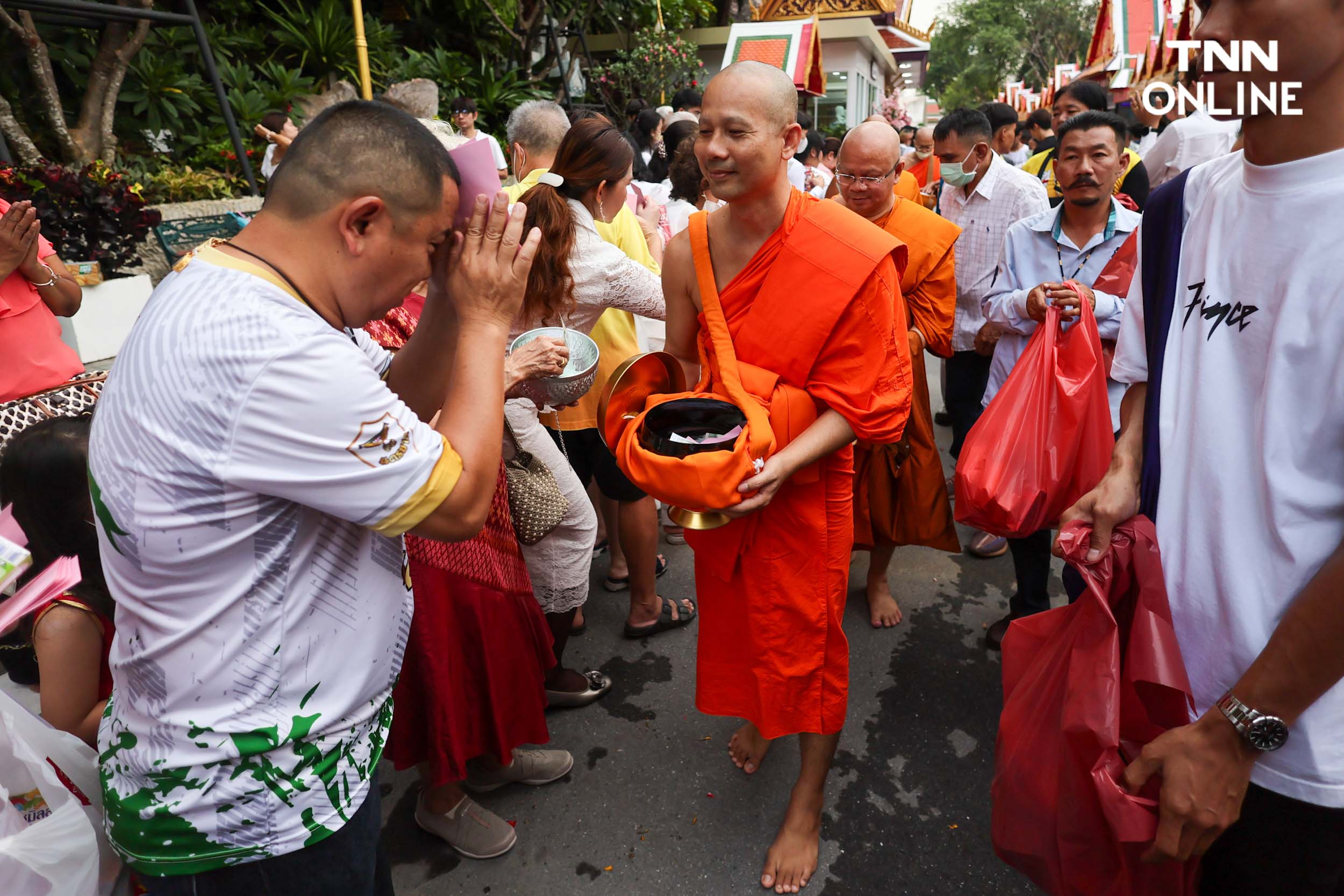 ชาวพุทธแน่นภูเขาทอง ร่วมตักบาตรเทโวเนื่องในวันออกพรรษา