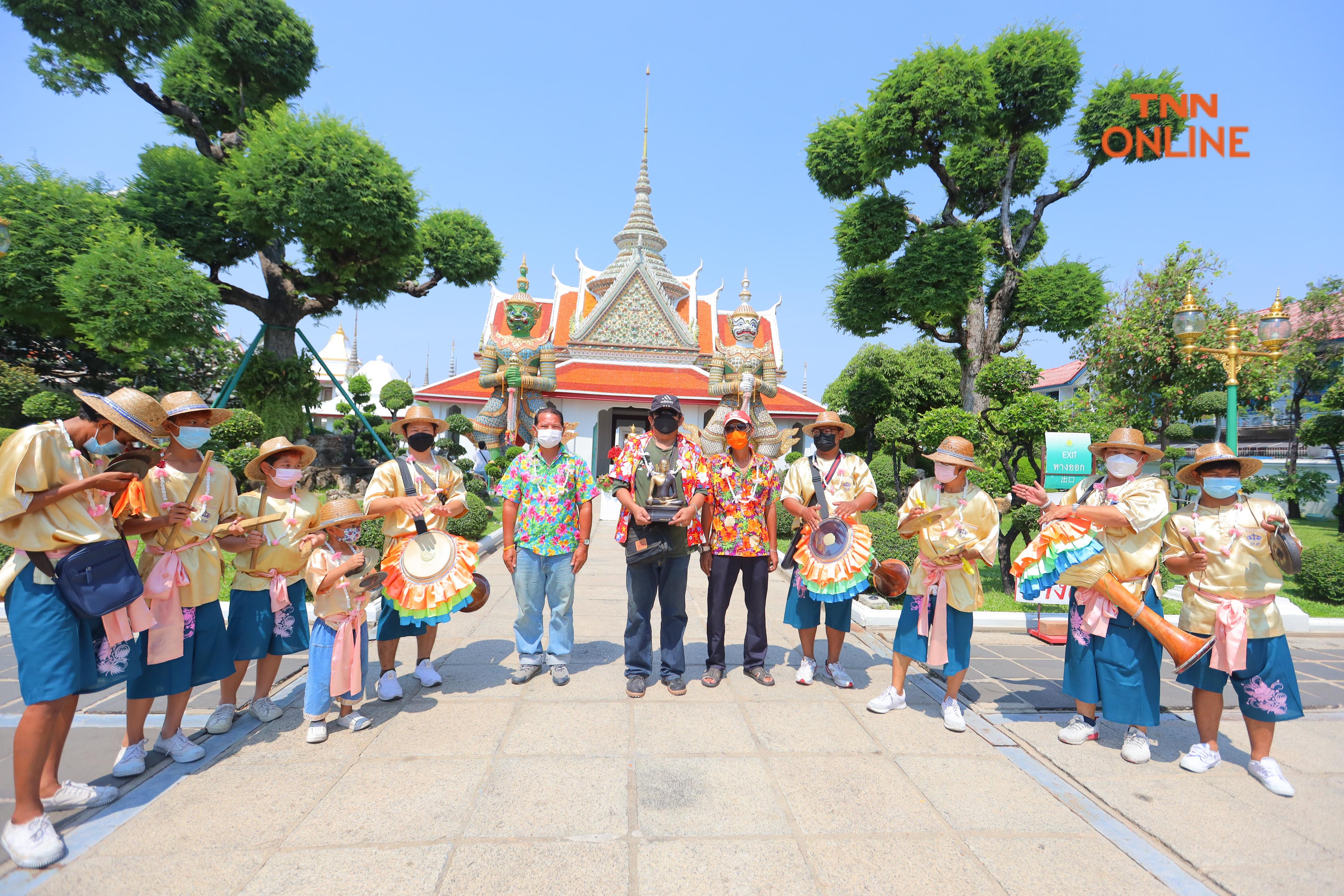 ประมวลภาพ แห่พระทางน้ำ 5 พระอารามหลวงประชาชนร่วมสรงน้ำเนื่องในเทศกาลสงกรานต์