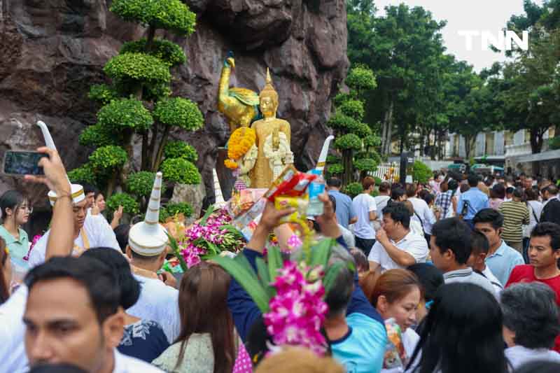 ชาวพุทธแน่นภูเขาทอง ร่วมตักบาตรเทโวเนื่องในวันออกพรรษา