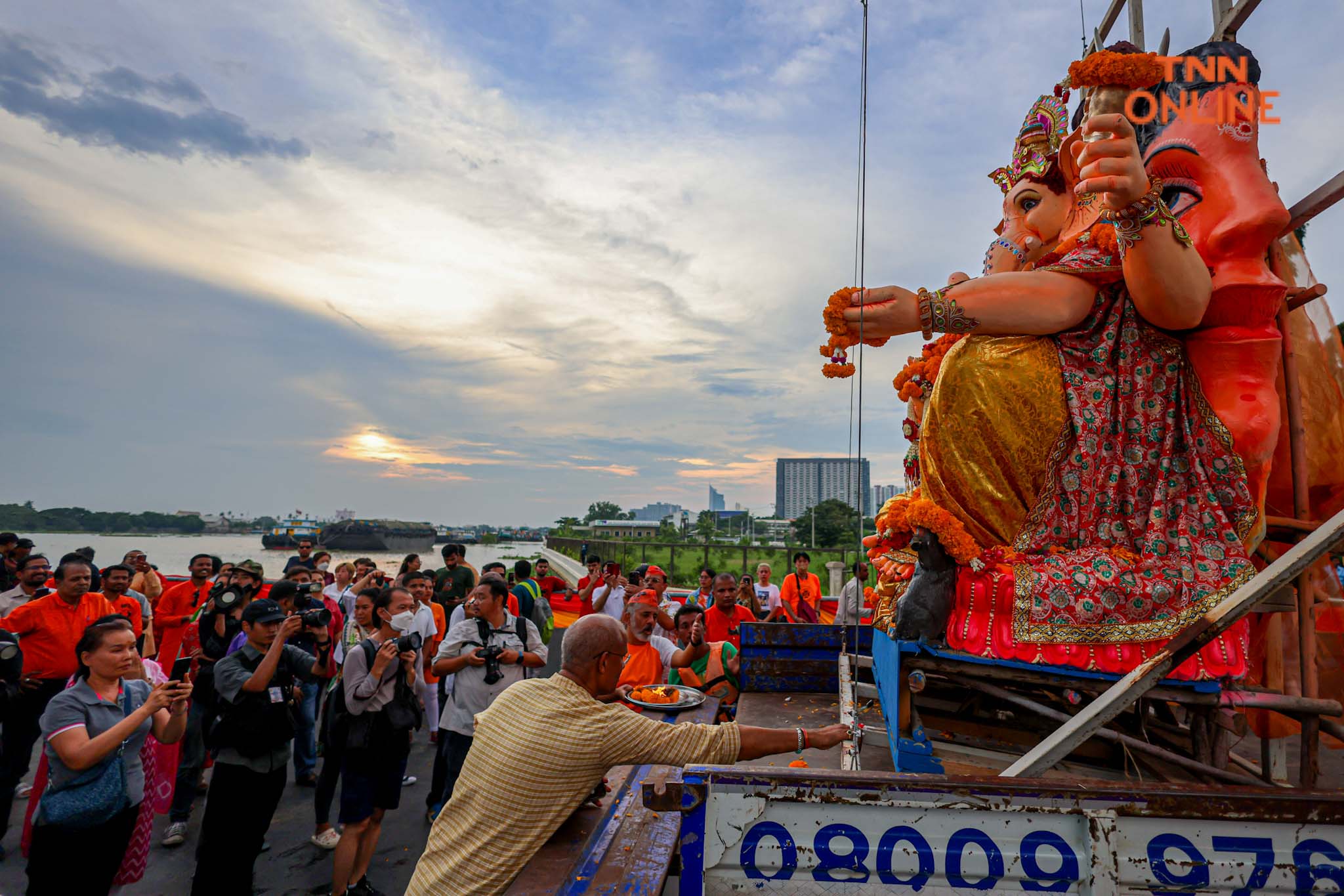 ลอยองค์ “พระพิฆเณศ” สู่แม่น้ำเจ้าพระยาในเทศกาลคเณศจตุรถี 