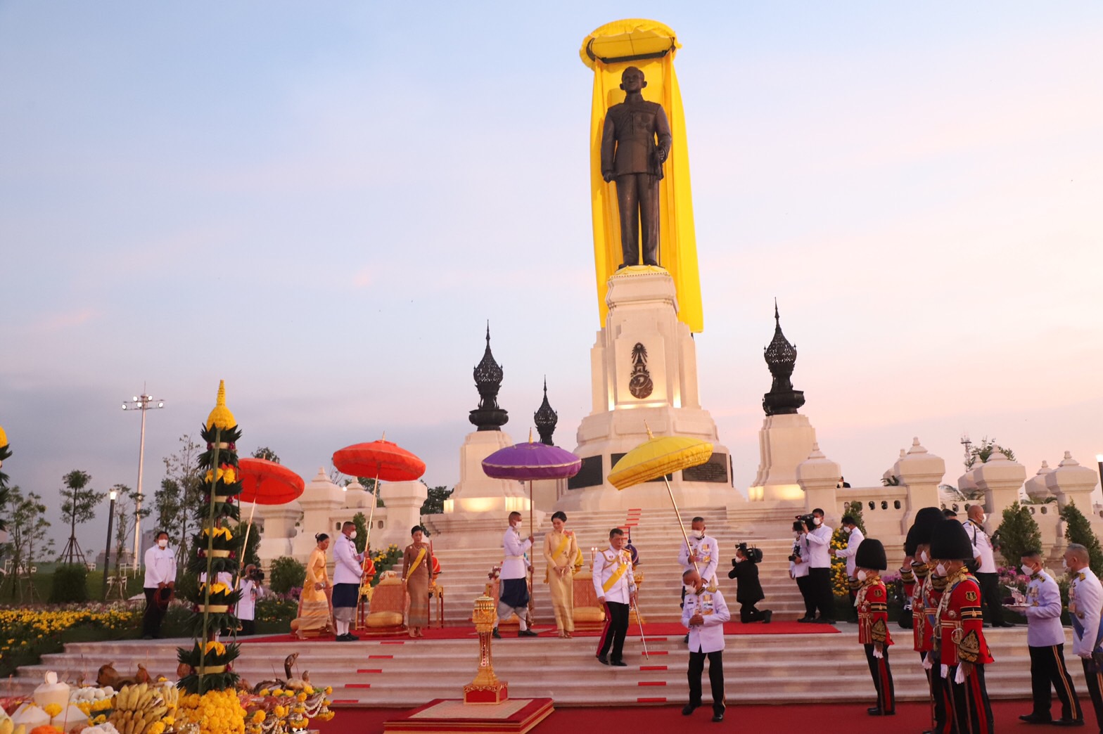 ในหลวง-พระราชินี เสด็จฯทรงเปิดพระบรมราชานุสาวรีย์ รัชกาลที่ 9