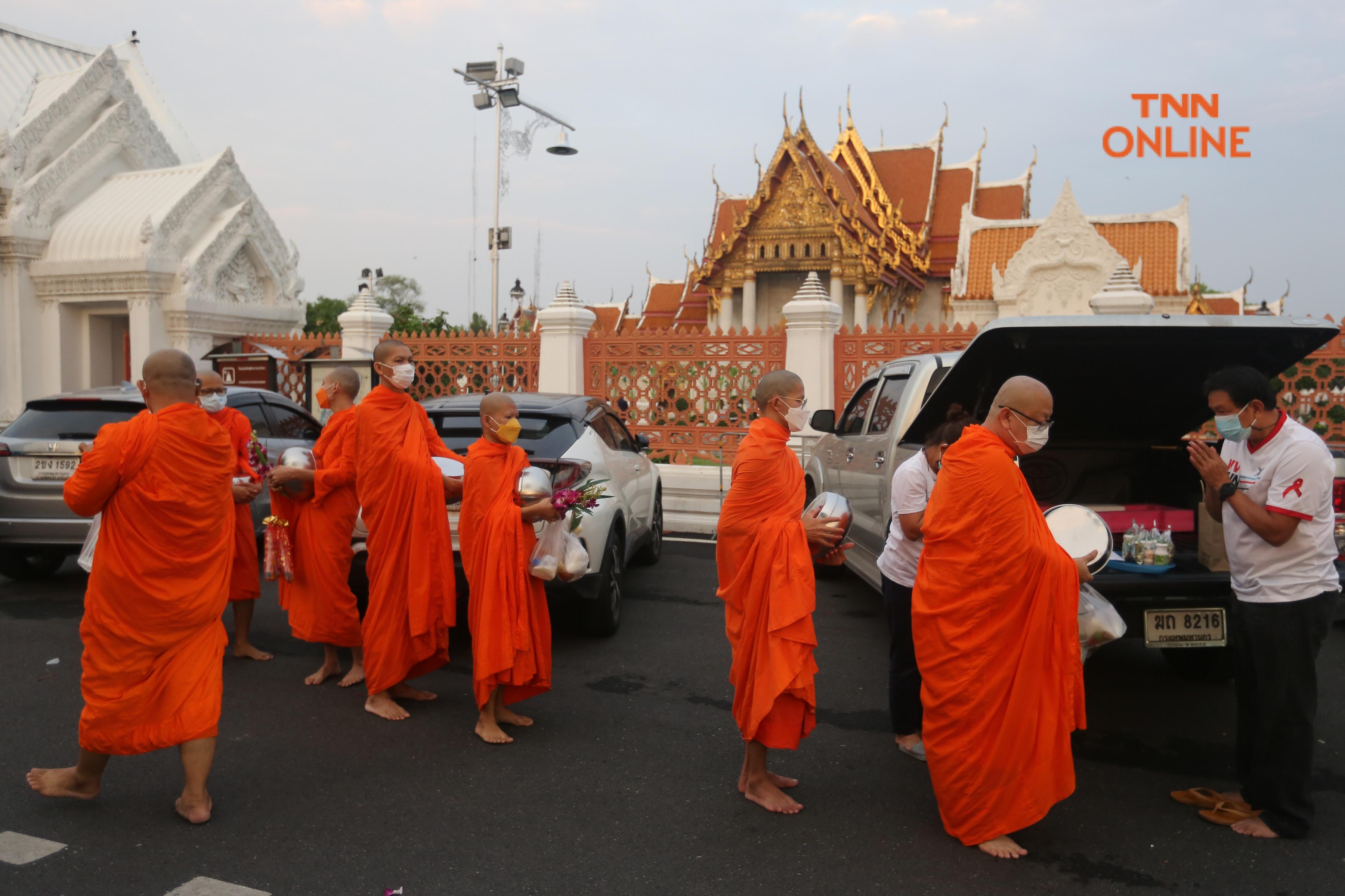 ประมวลภาพ ชาวพุทธพาครอบครัวร่วมตักบาตรวันมาฆบูชา