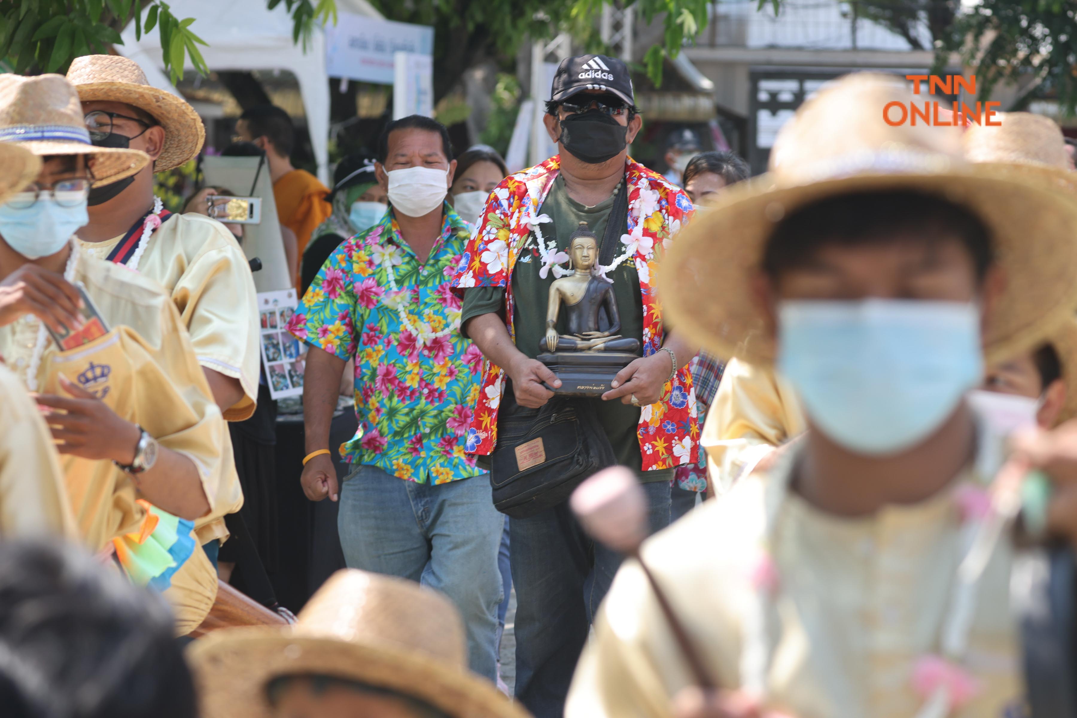 ประมวลภาพ แห่พระทางน้ำ 5 พระอารามหลวงประชาชนร่วมสรงน้ำเนื่องในเทศกาลสงกรานต์